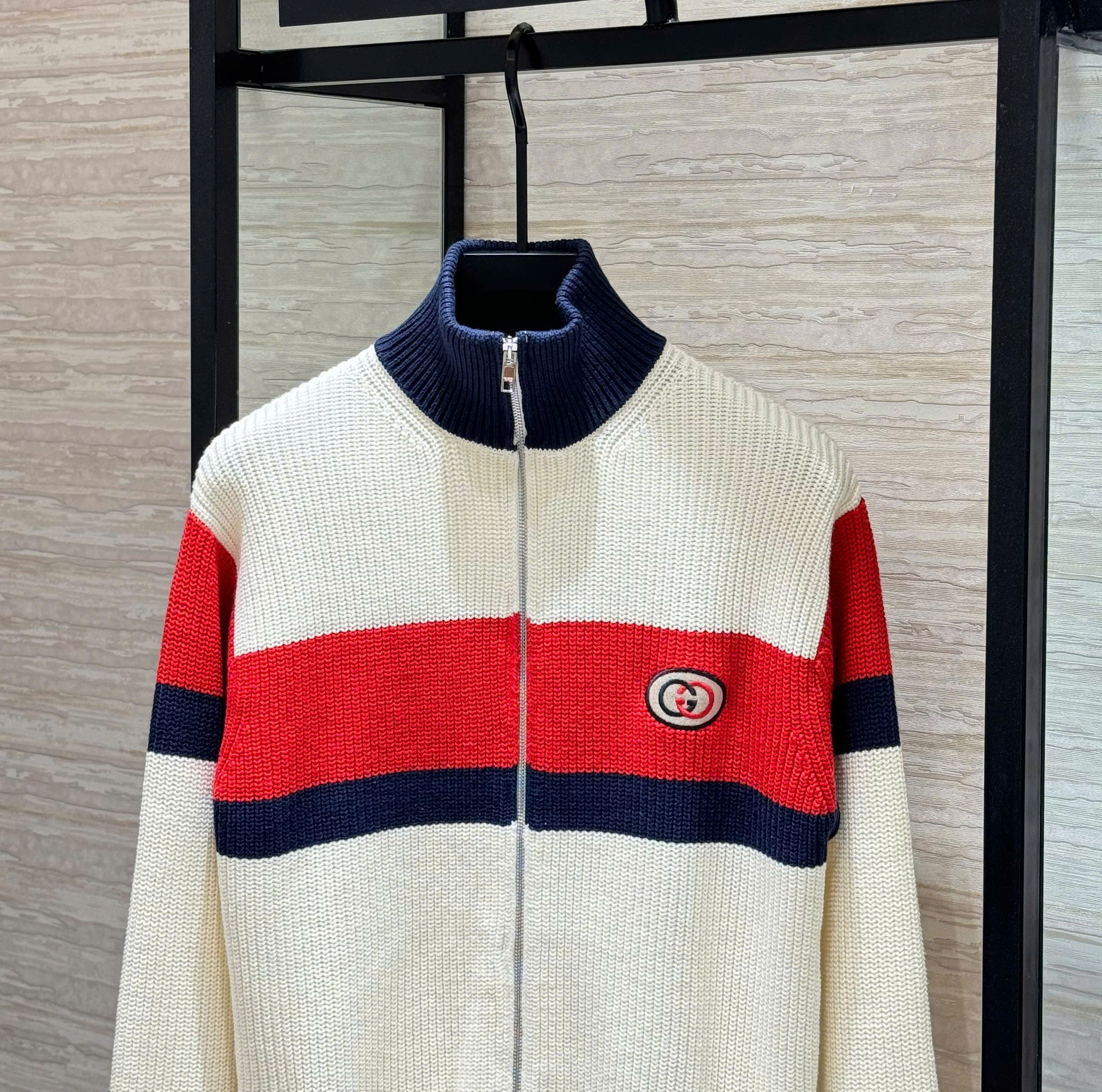 Áo khoác len Gucci GC Be kẻ đỏ logo thêu ngực Like Auth S-L DDT