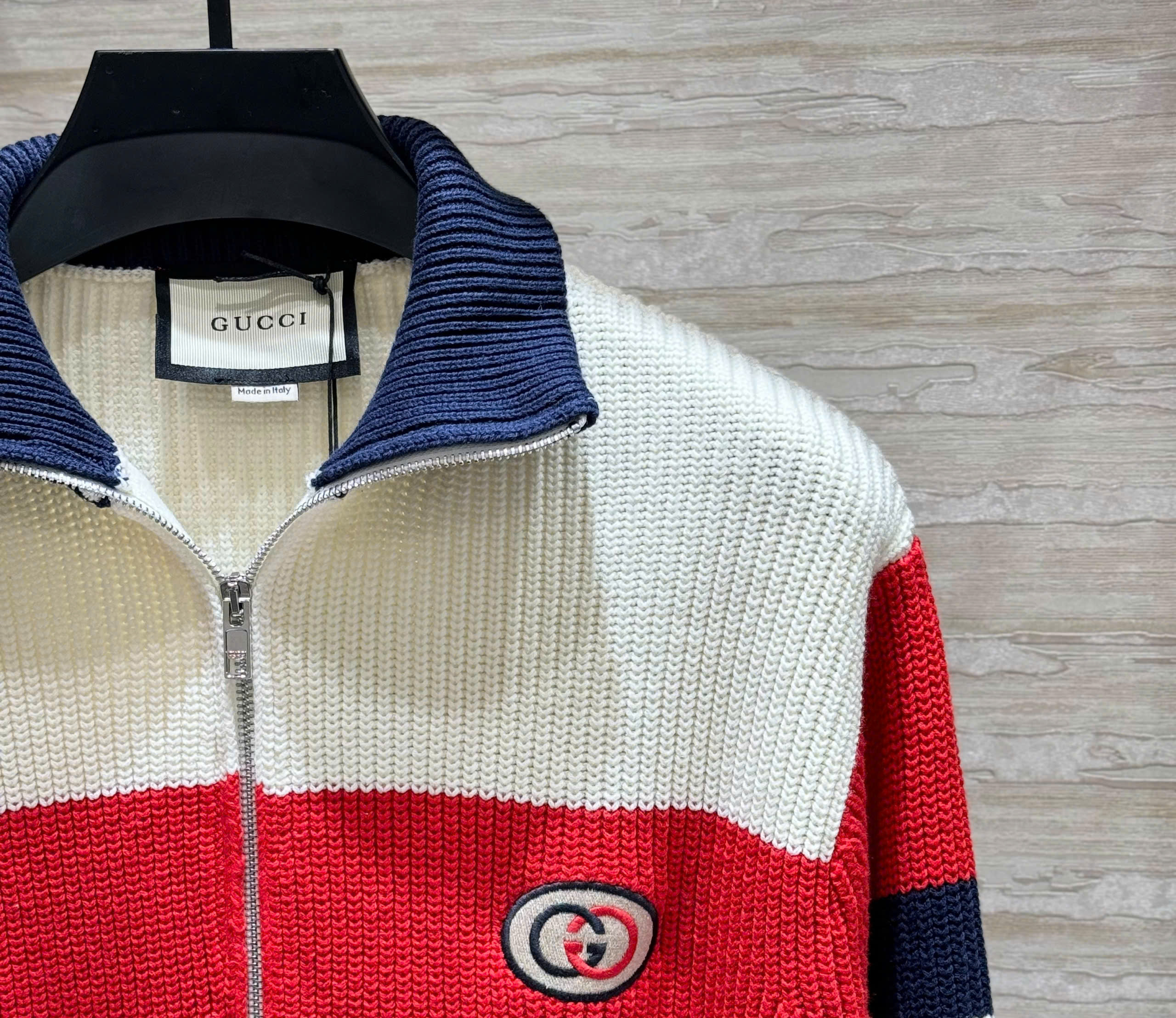 Áo khoác len Gucci GC Be kẻ đỏ logo thêu ngực Like Auth S-L DDT