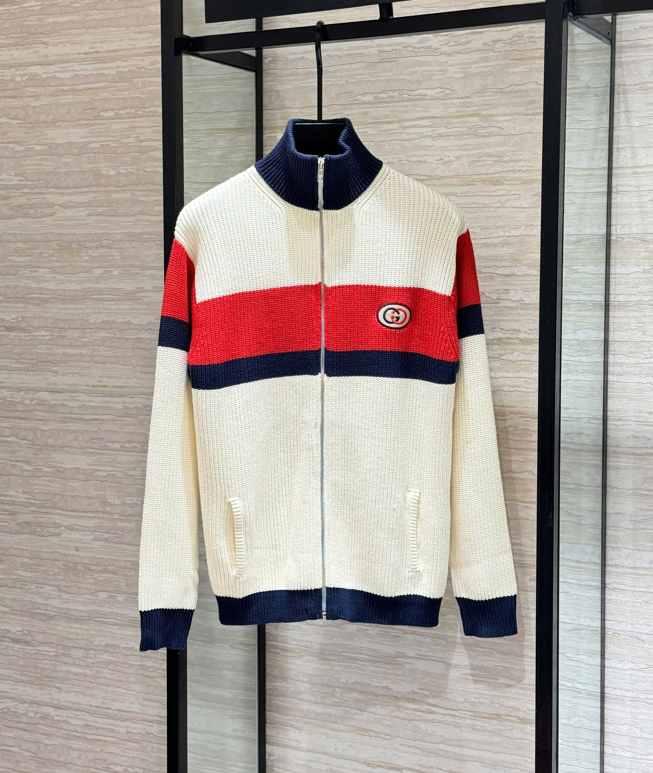 Áo khoác len Gucci GC Be kẻ đỏ logo thêu ngực Like Auth S-L DDT