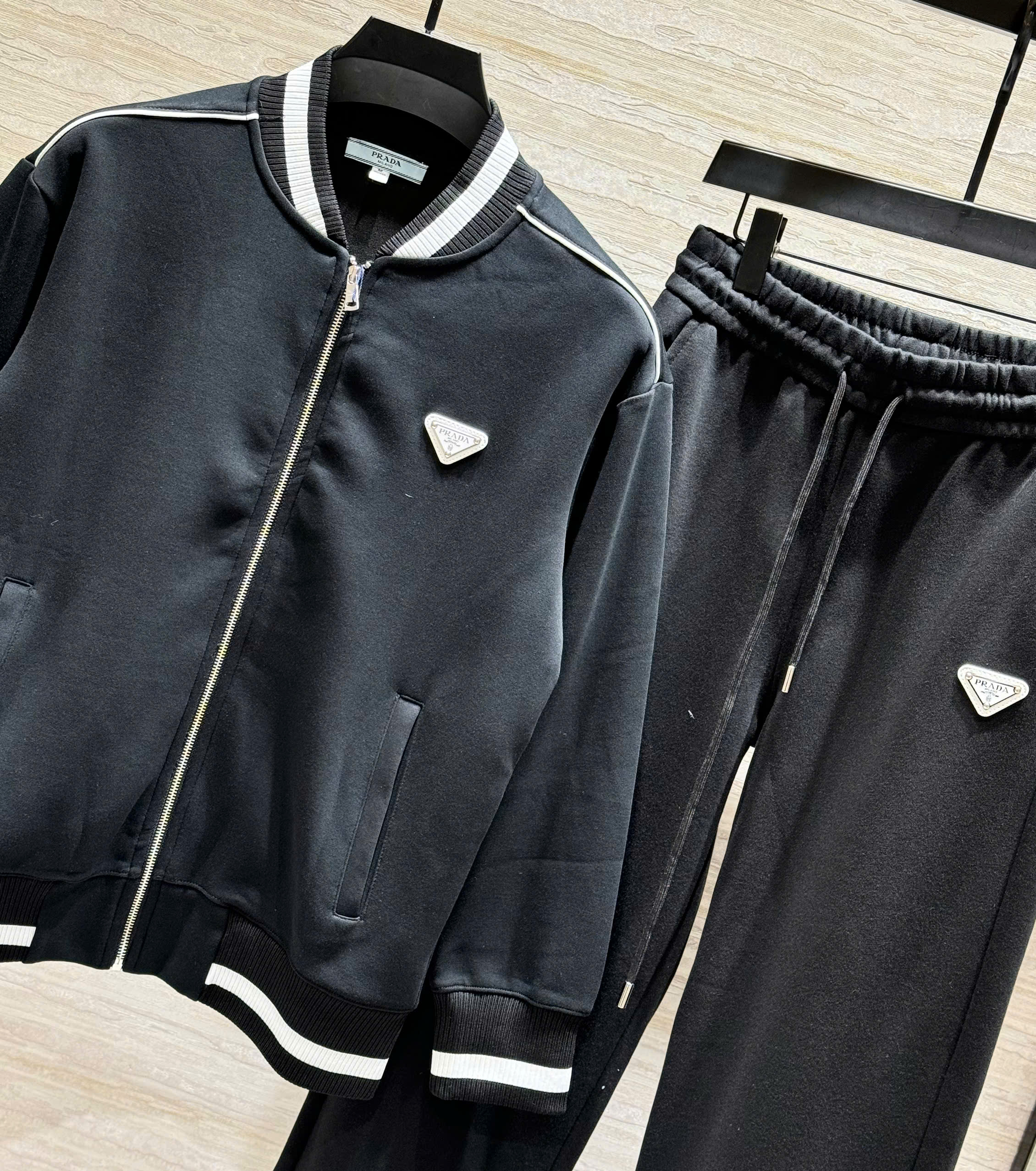 Set bộ nỉ Prada Đen kẻ viền Trắng logo ngực Tam Giác Like Auth M-XXL DDT