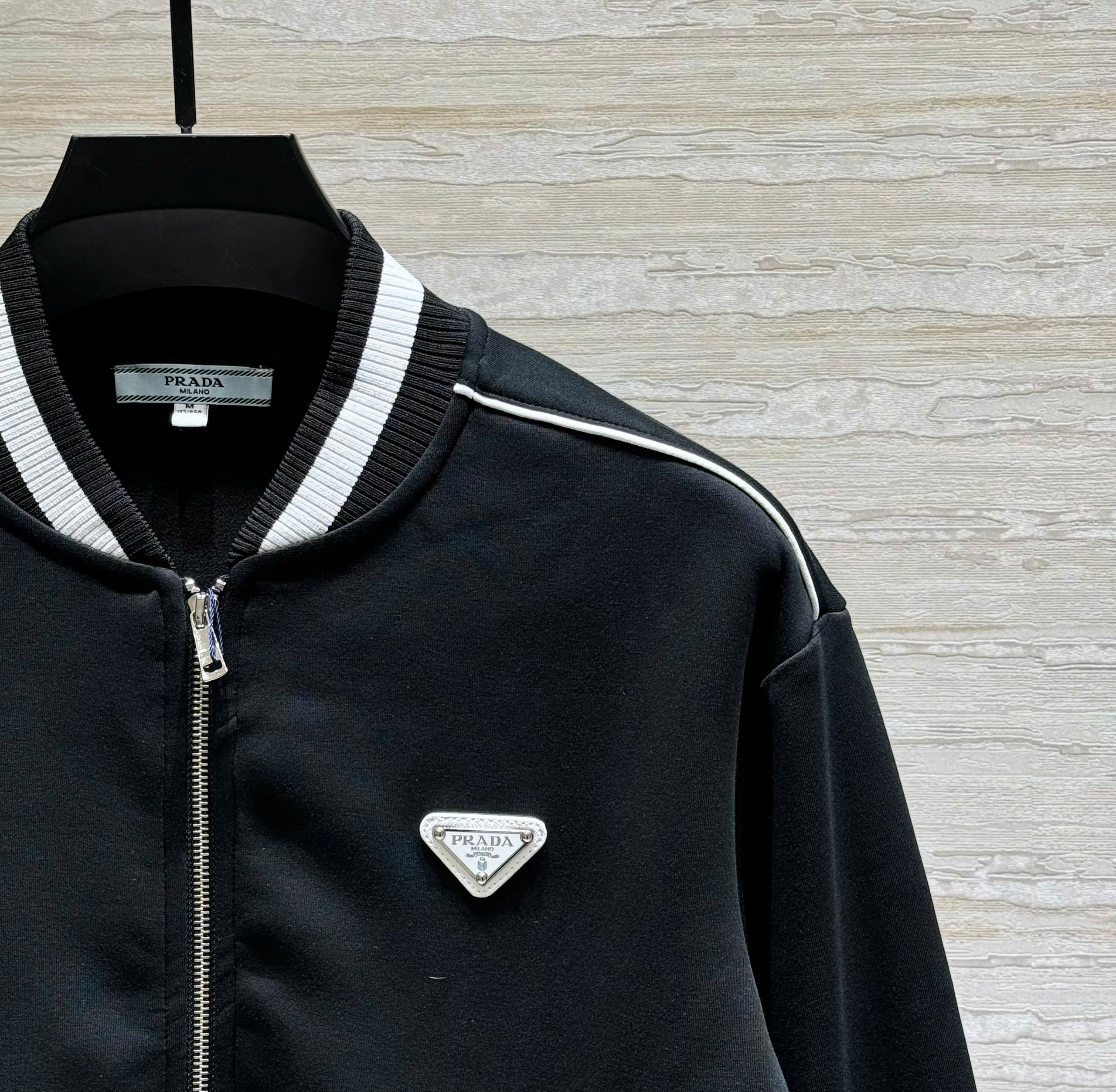 Set bộ nỉ Prada Đen kẻ viền Trắng logo ngực Tam Giác Like Auth M-XXL DDT