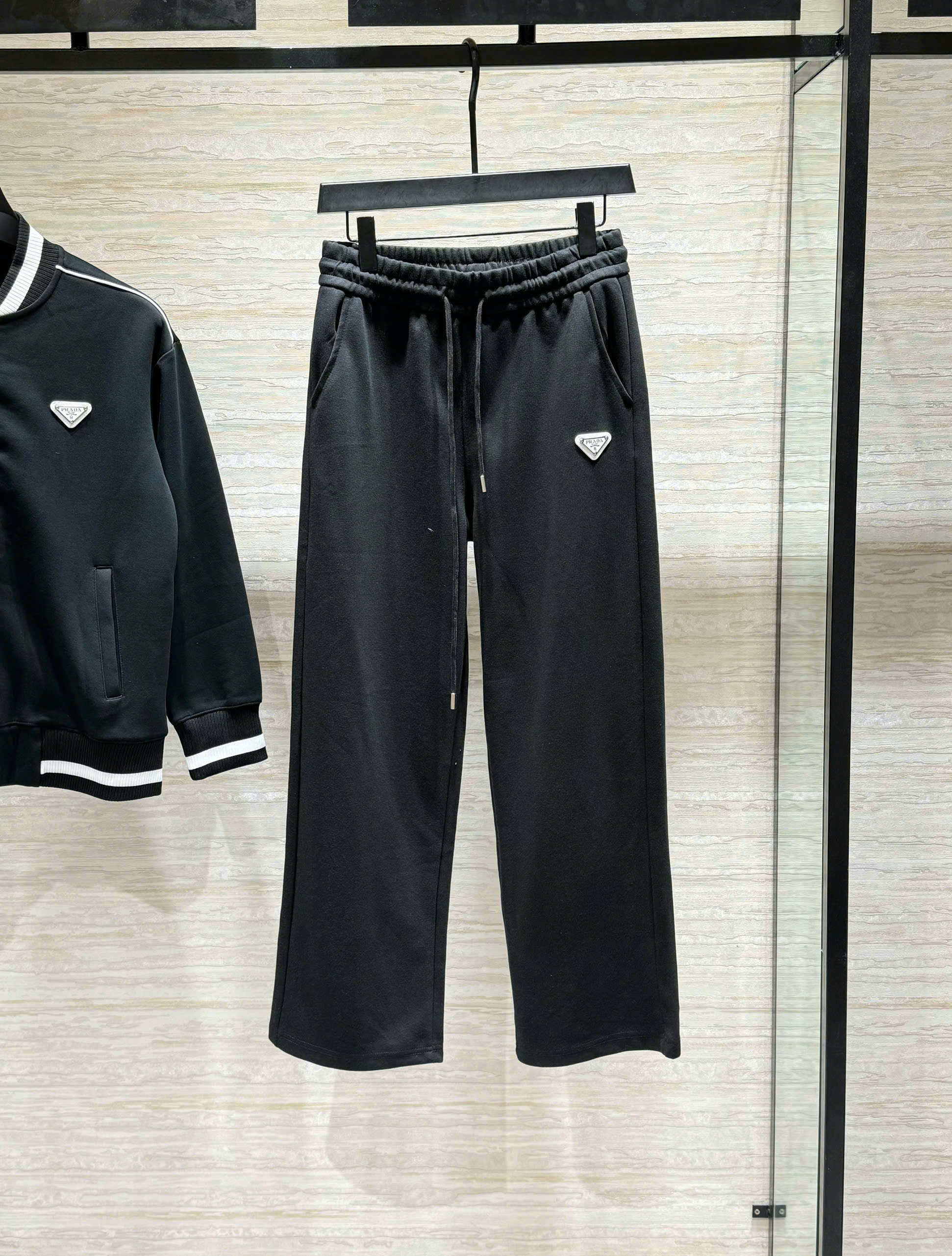Set bộ nỉ Prada Đen kẻ viền Trắng logo ngực Tam Giác Like Auth M-XXL DDT