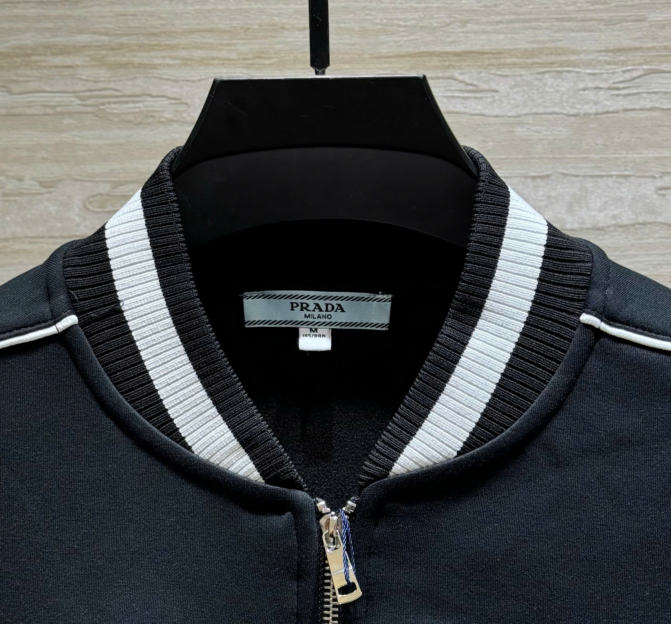 Set bộ nỉ Prada Đen kẻ viền Trắng logo ngực Tam Giác Like Auth M-XXL DDT