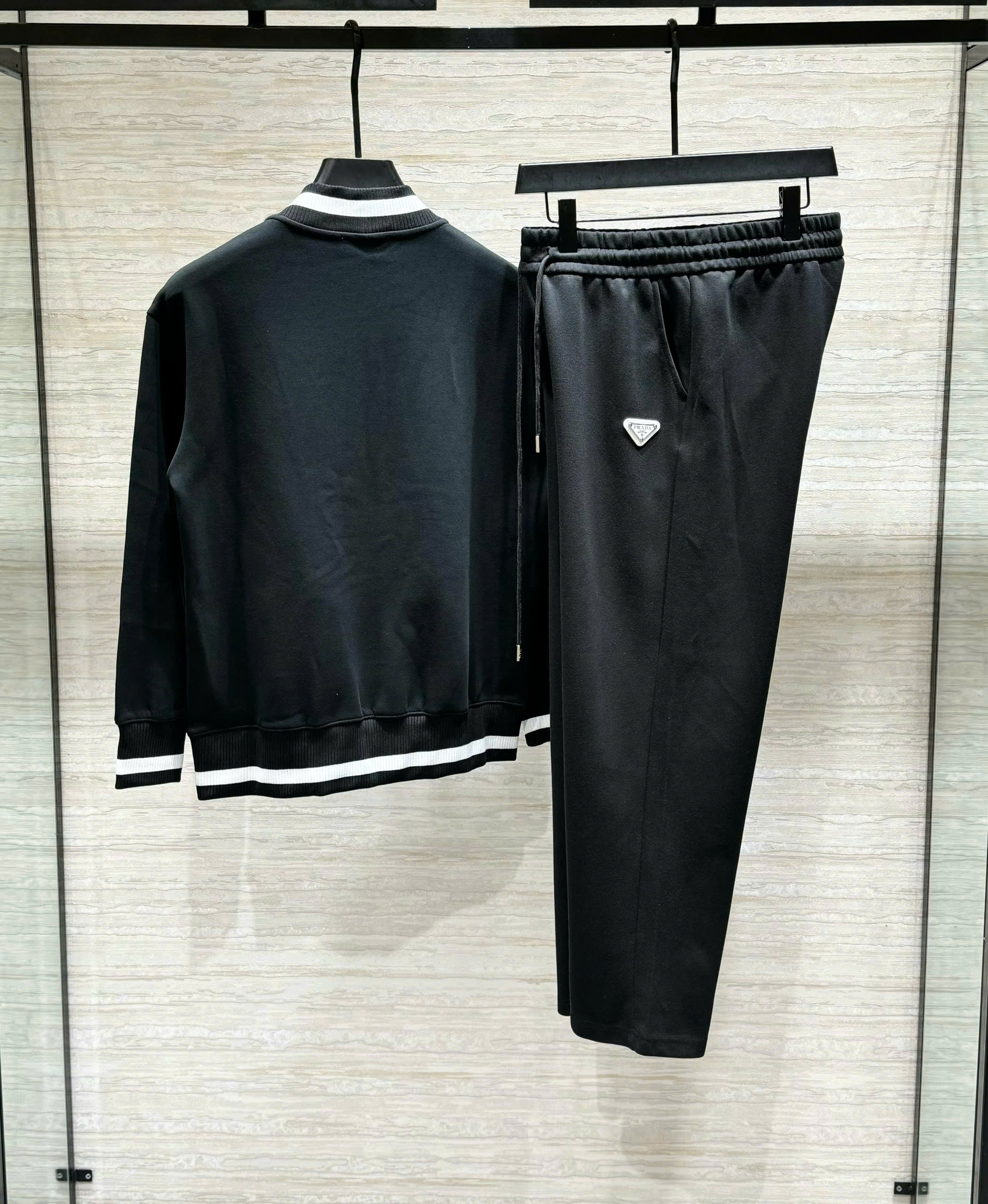 Set bộ nỉ Prada Đen kẻ viền Trắng logo ngực Tam Giác Like Auth M-XXL DDT