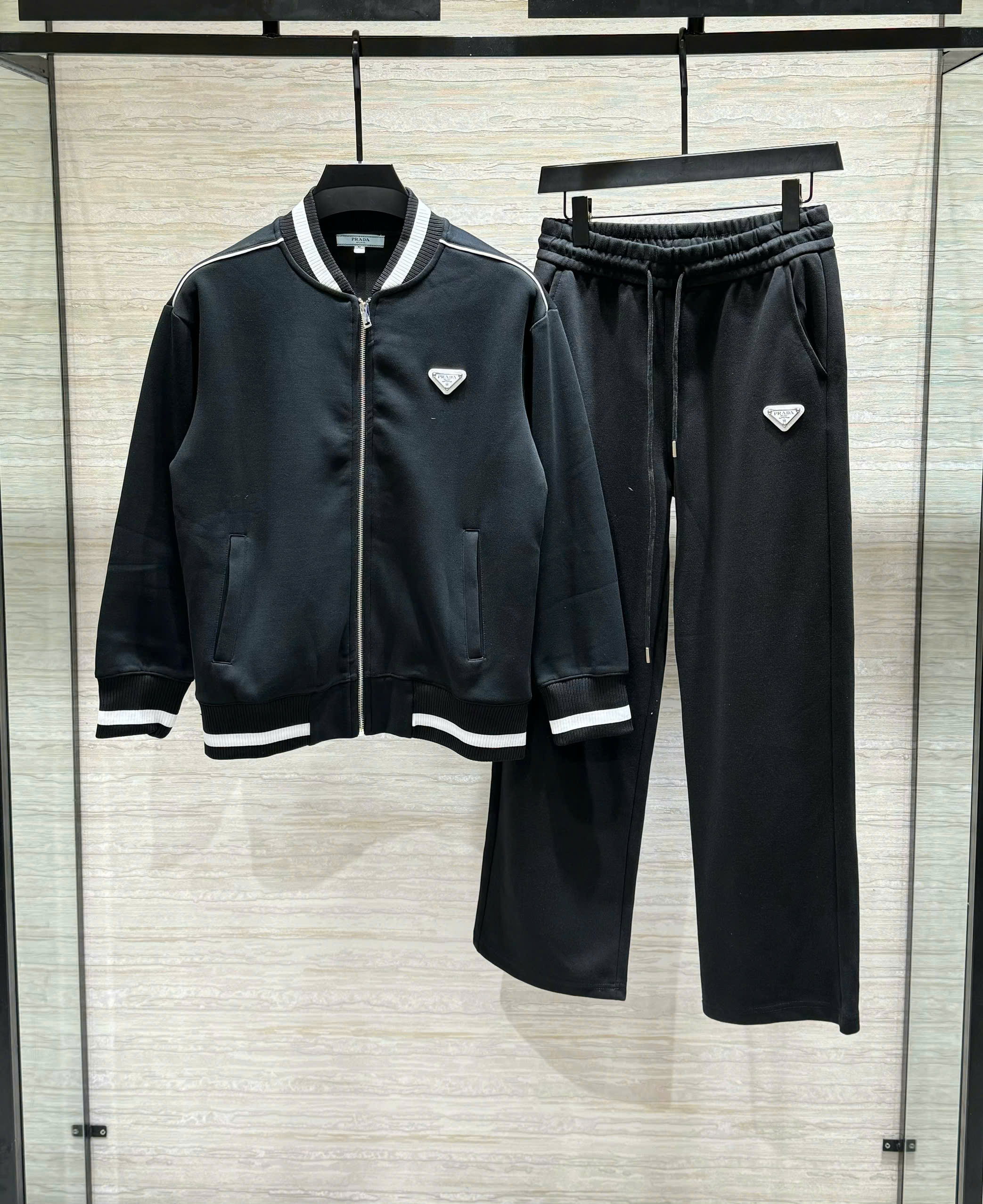 Set bộ nỉ Prada Đen kẻ viền Trắng logo ngực Tam Giác Like Auth M-XXL DDT