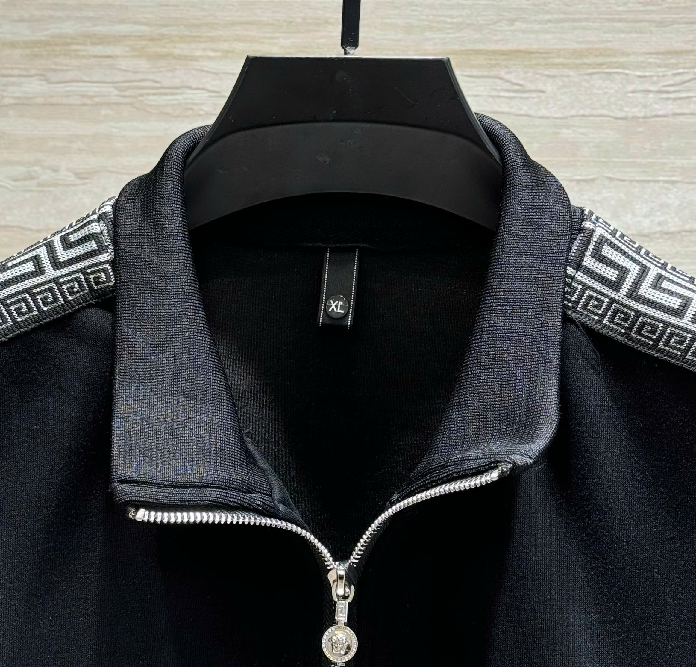 Set bộ nỉ Versace logo check viền tag ngực mặt Quỷ Like Auth XL-5XL DDT