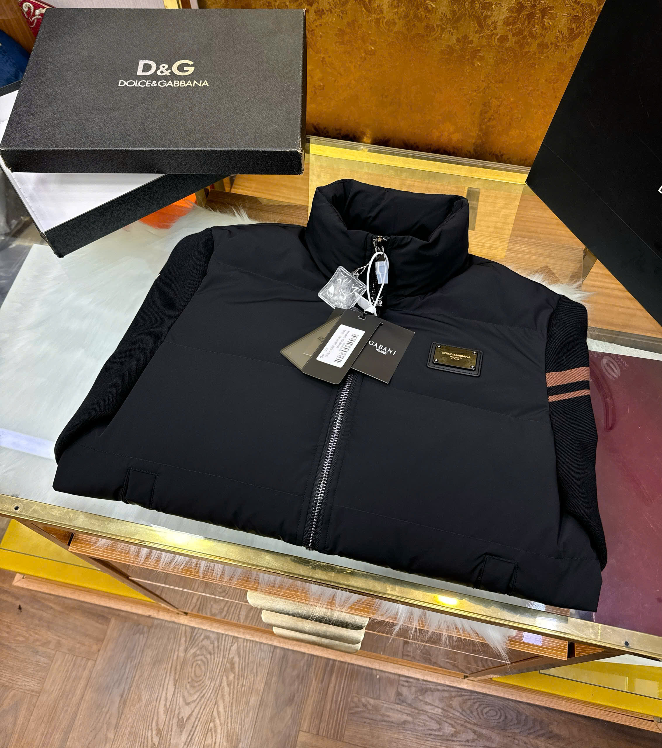 Áo khoác phao cổ cao Dolce Gabbana DG logo thêu tag vuông ngực phối tay kẻ sọc Like AUth 44-50 CD