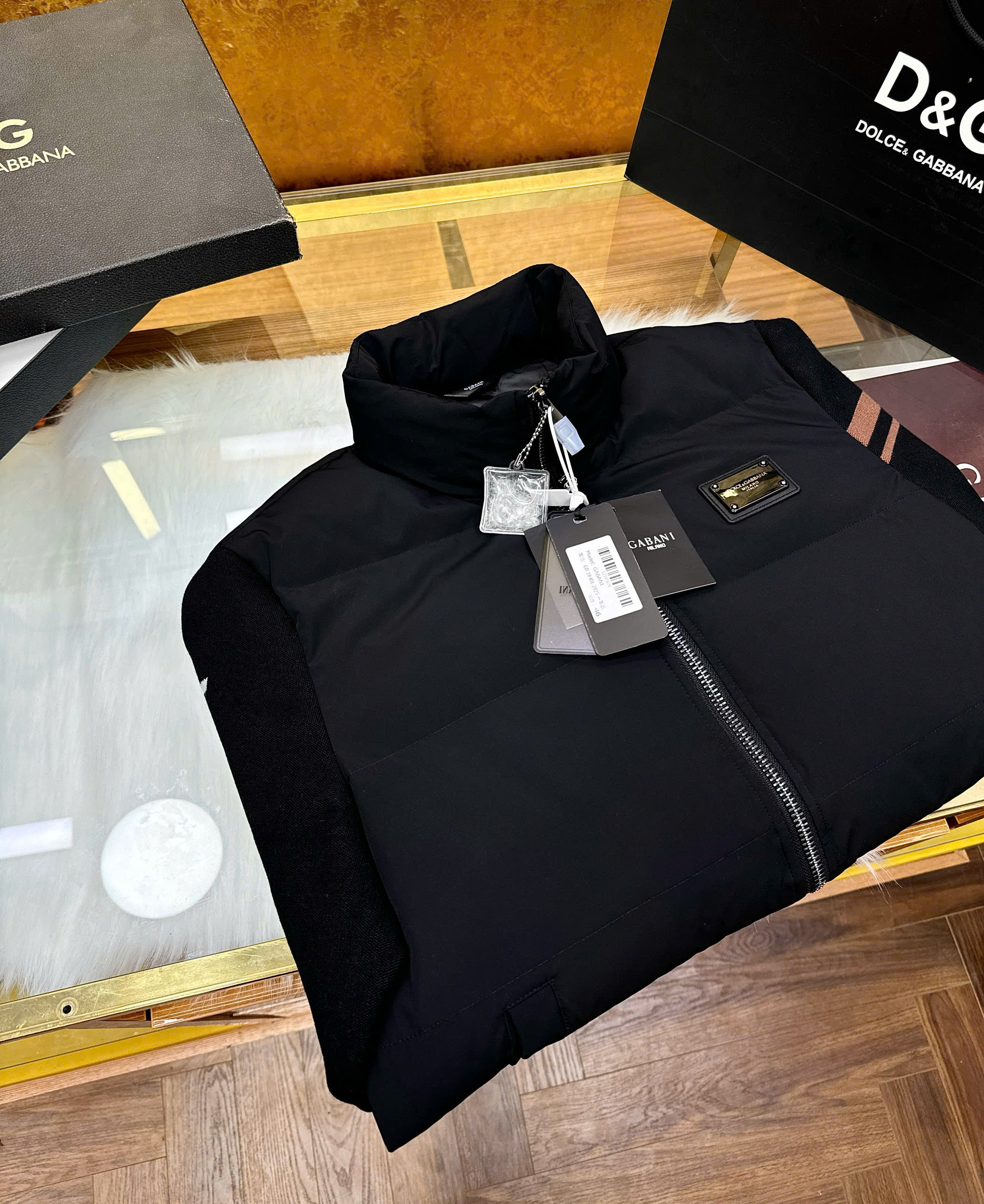 Áo khoác phao cổ cao Dolce Gabbana DG logo thêu tag vuông ngực phối tay kẻ sọc Like AUth 44-50 CD