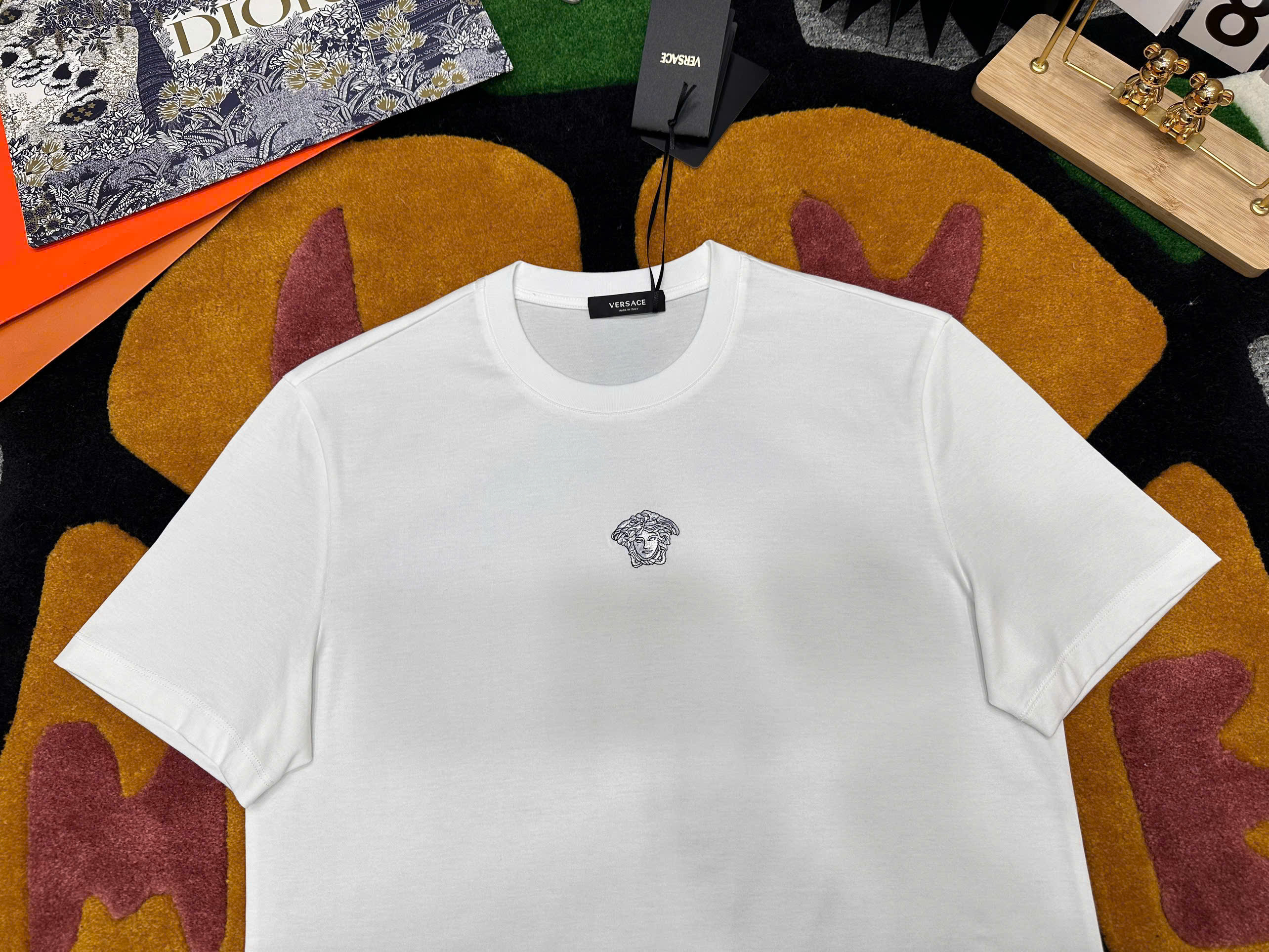 Áo phông T-shirt Versace VS logo mặt quỷ Medusa thêu ngực Like Auth on web MK