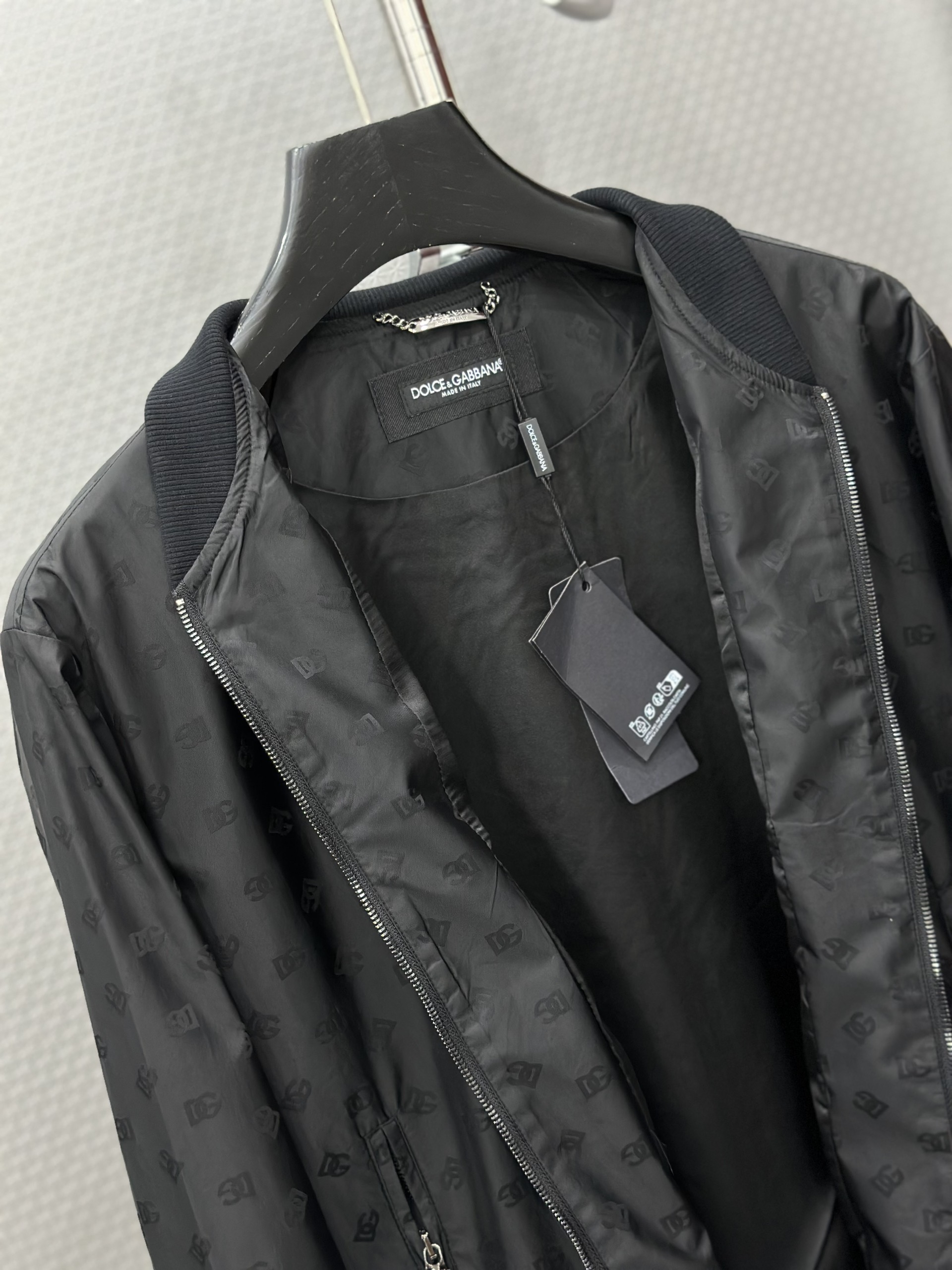 Áo khoác bomber Dolce Gabbana Đen full logo DG nhỏ 1-1 on web 44-48 VTN