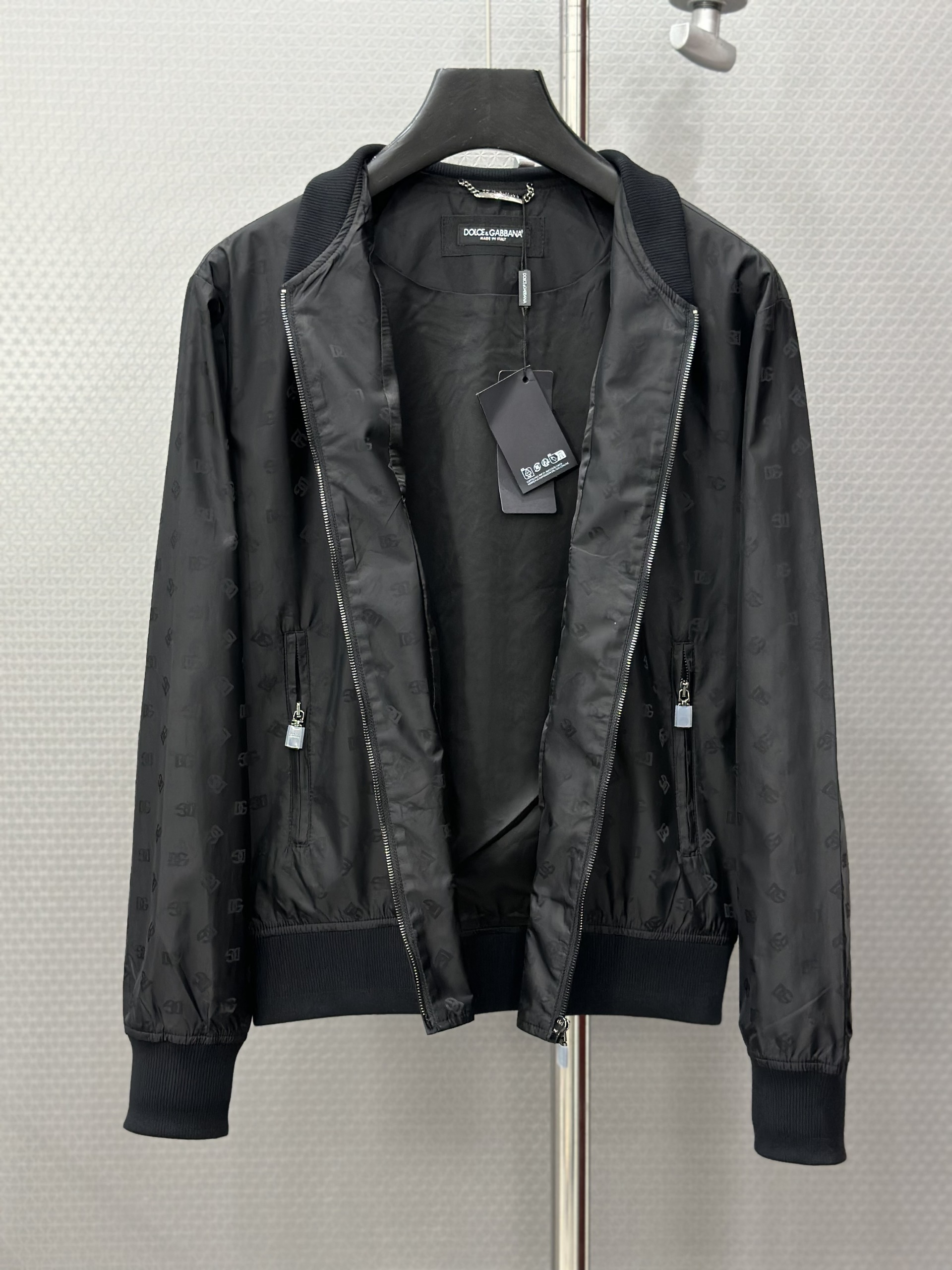Áo khoác bomber Dolce Gabbana Đen full logo DG nhỏ 1-1 on web 44-48 VTN