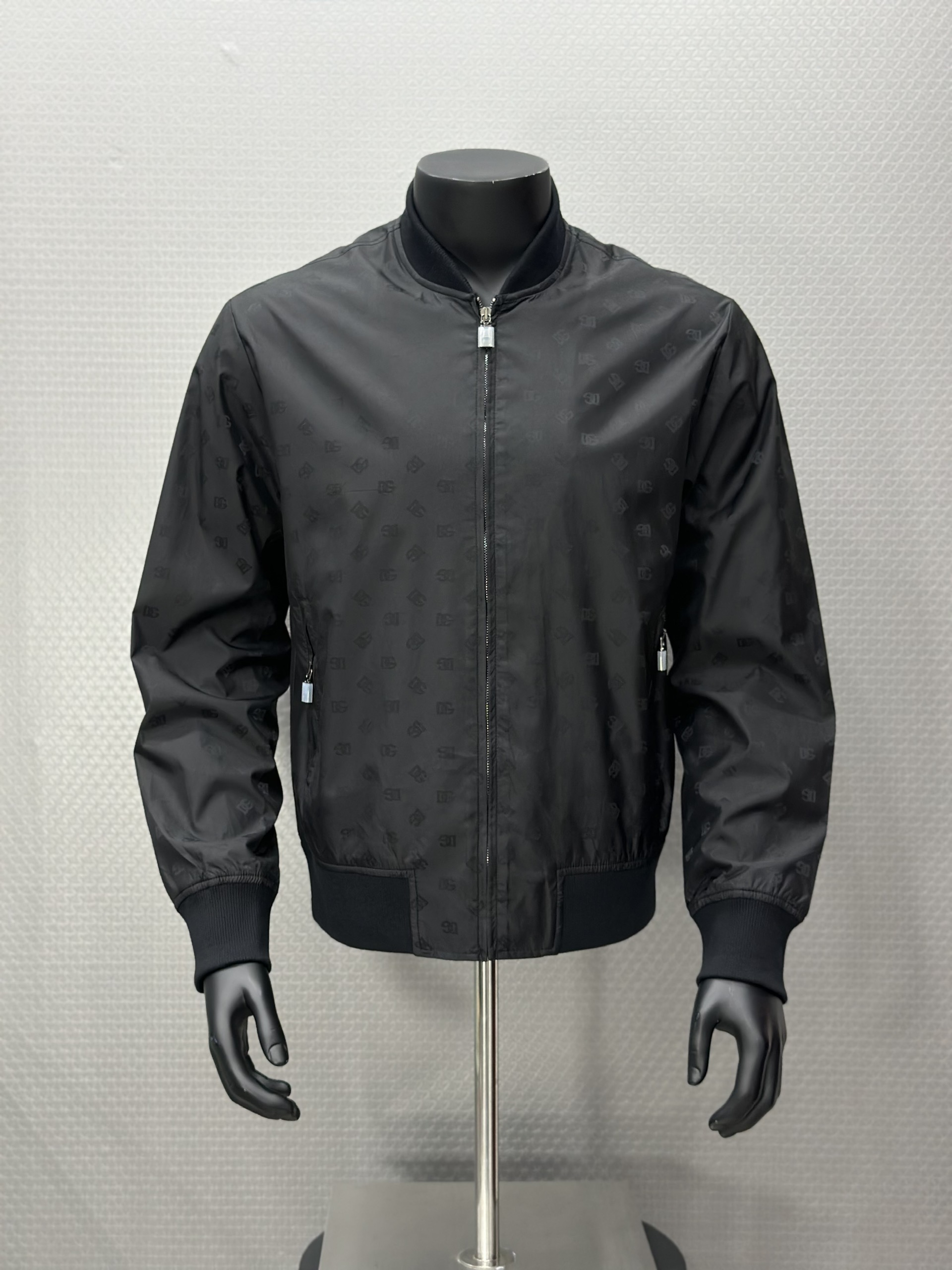 Áo khoác bomber Dolce Gabbana Đen full logo DG nhỏ 1-1 on web 44-48 VTN