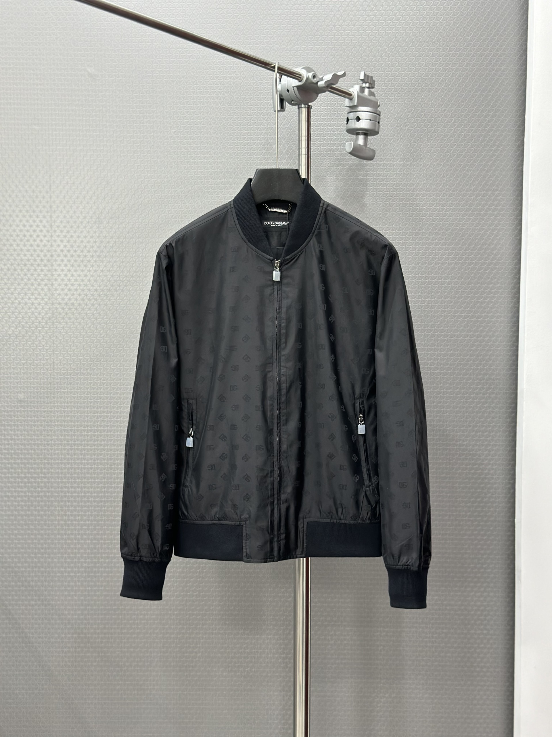 Áo khoác bomber Dolce Gabbana Đen full logo DG nhỏ 1-1 on web 44-48 VTN