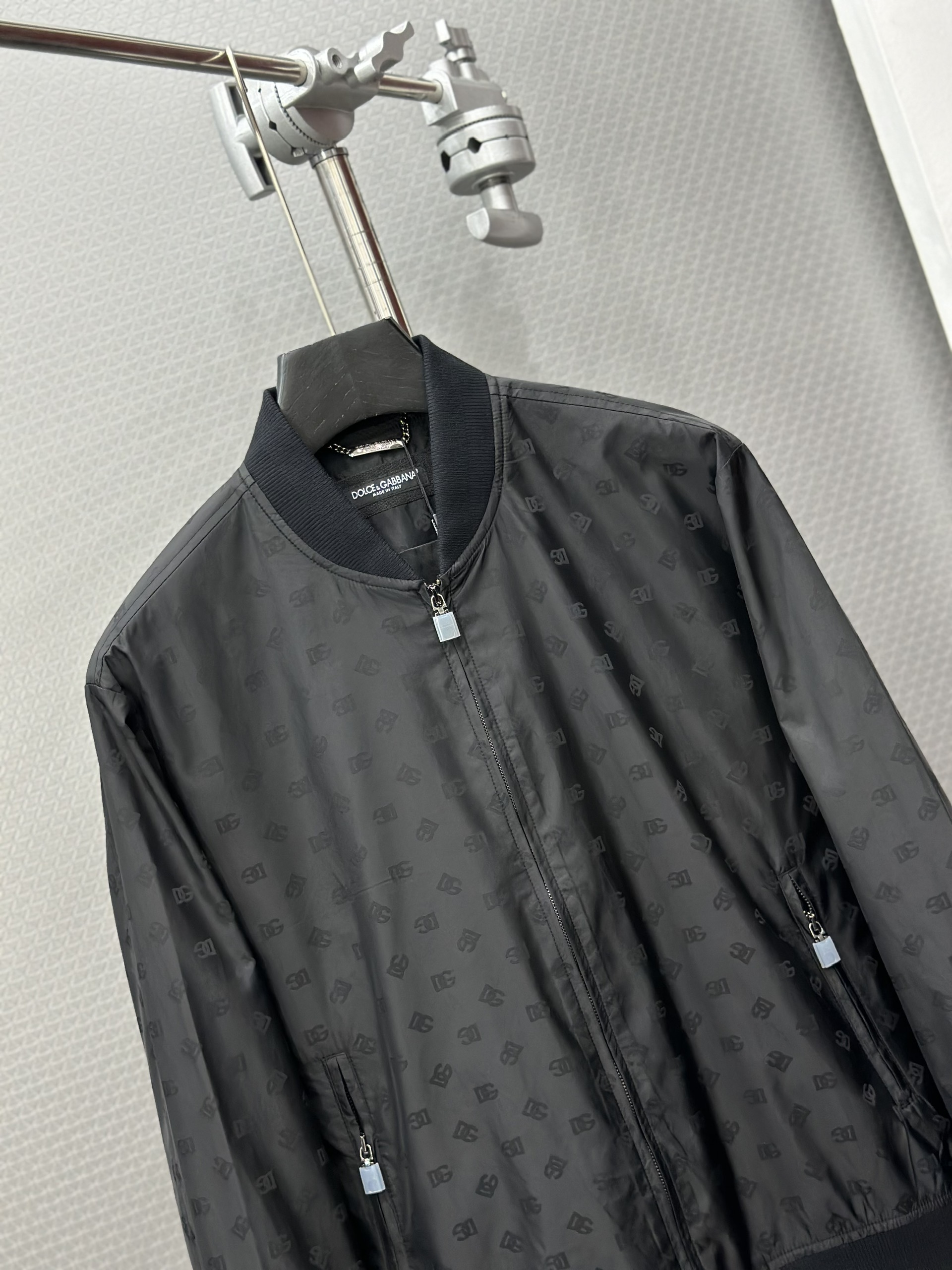 Áo khoác bomber Dolce Gabbana Đen full logo DG nhỏ 1-1 on web 44-48 VTN