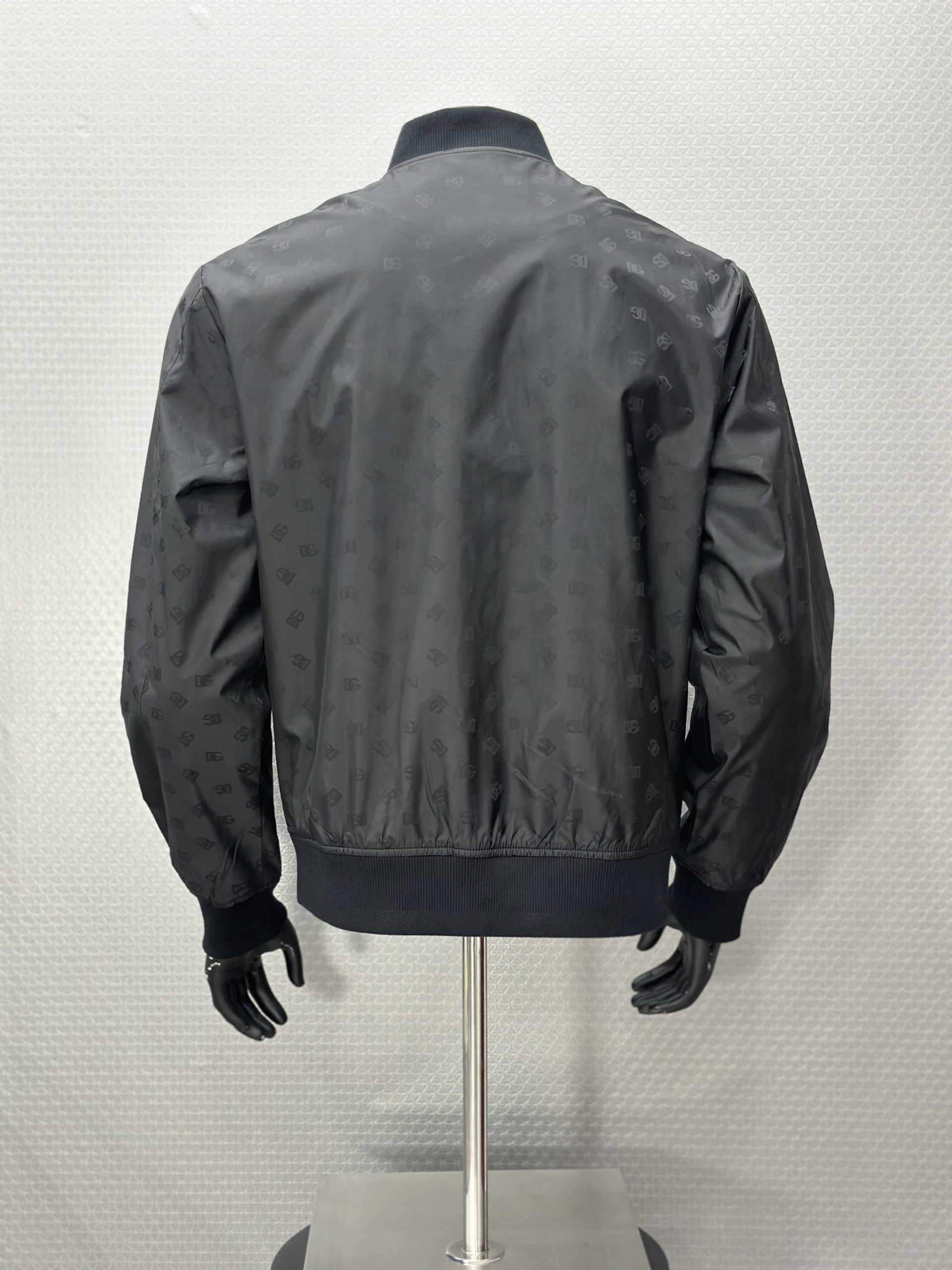 Áo khoác bomber Dolce Gabbana Đen full logo DG nhỏ 1-1 on web 44-48 VTN