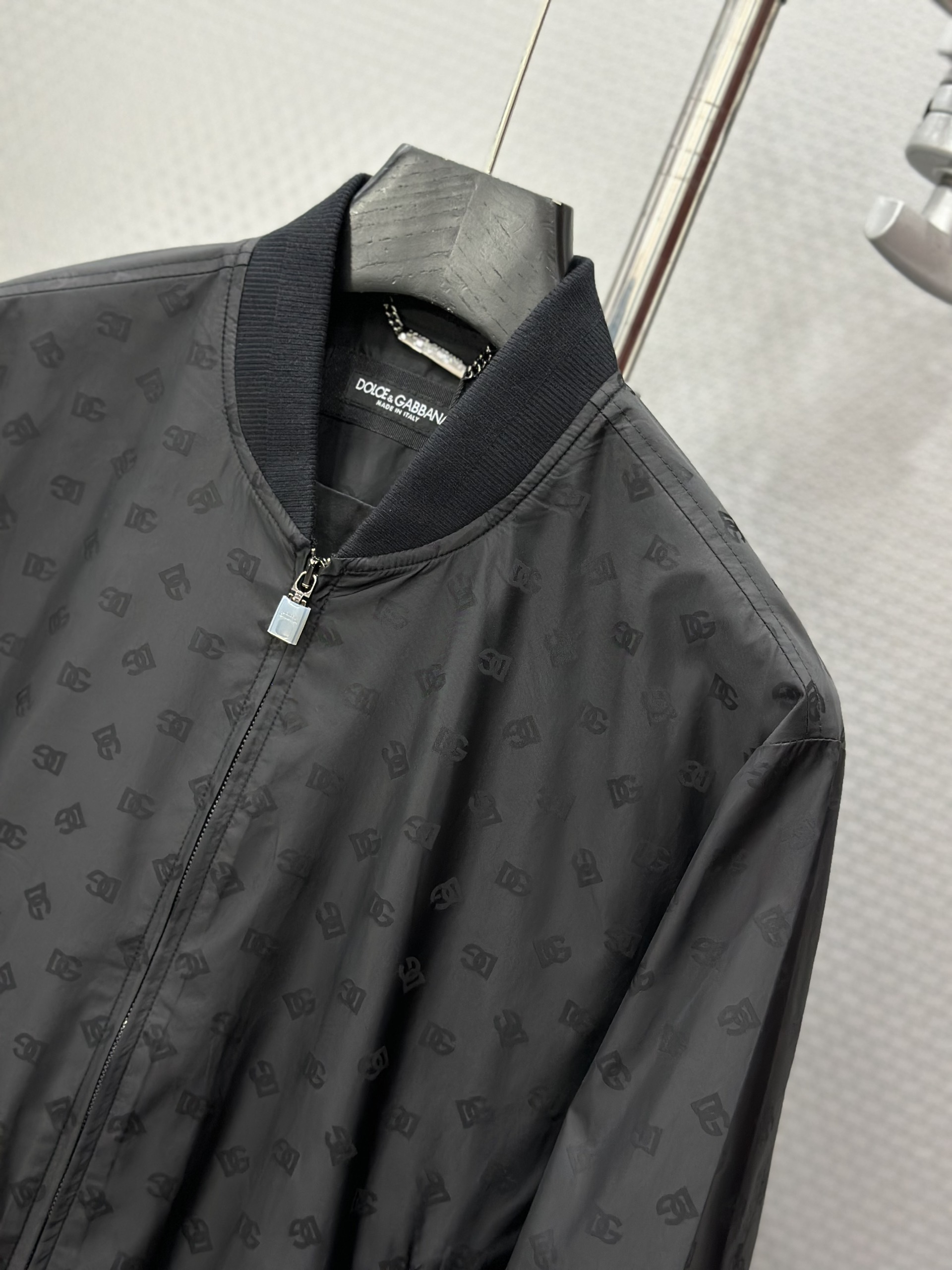 Áo khoác bomber Dolce Gabbana Đen full logo DG nhỏ 1-1 on web 44-48 VTN