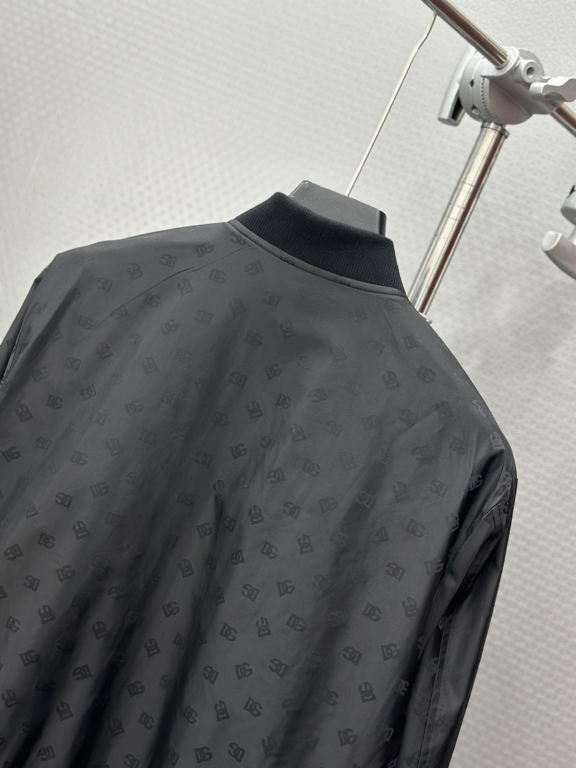 Áo khoác bomber Dolce Gabbana Đen full logo DG nhỏ 1-1 on web 44-48 VTN