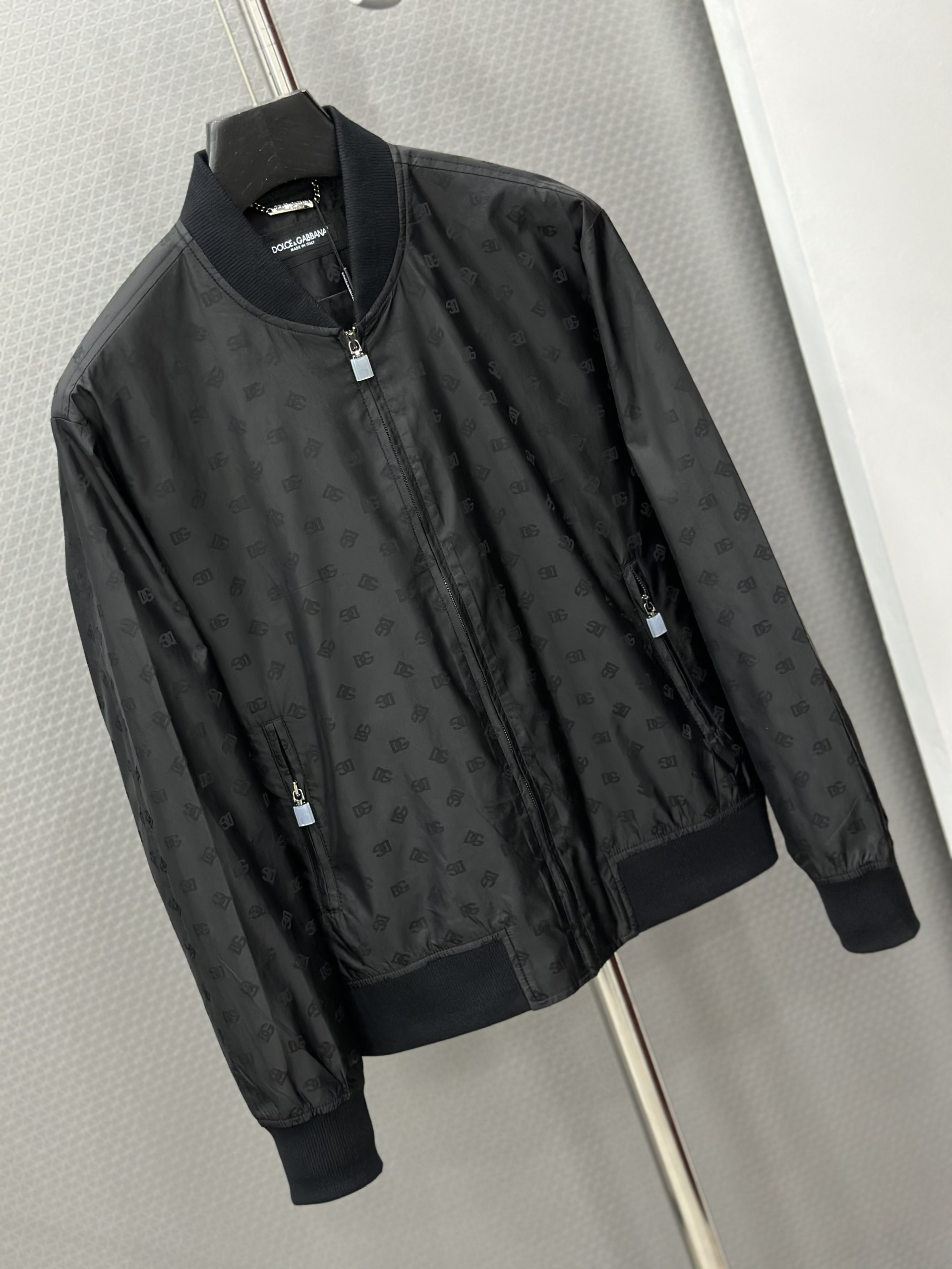 Áo khoác bomber Dolce Gabbana Đen full logo DG nhỏ 1-1 on web 44-48 VTN