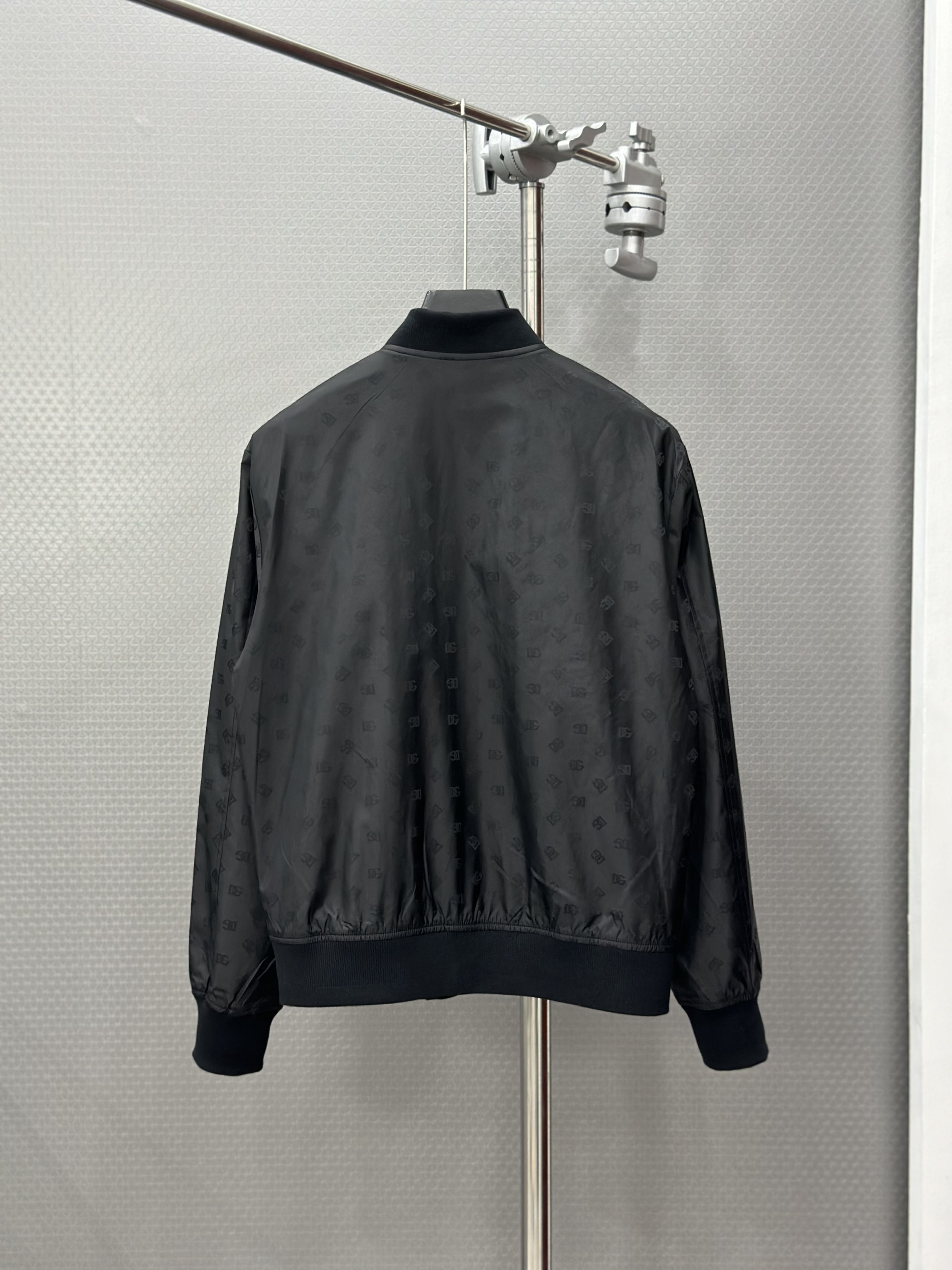 Áo khoác bomber Dolce Gabbana Đen full logo DG nhỏ 1-1 on web 44-48 VTN