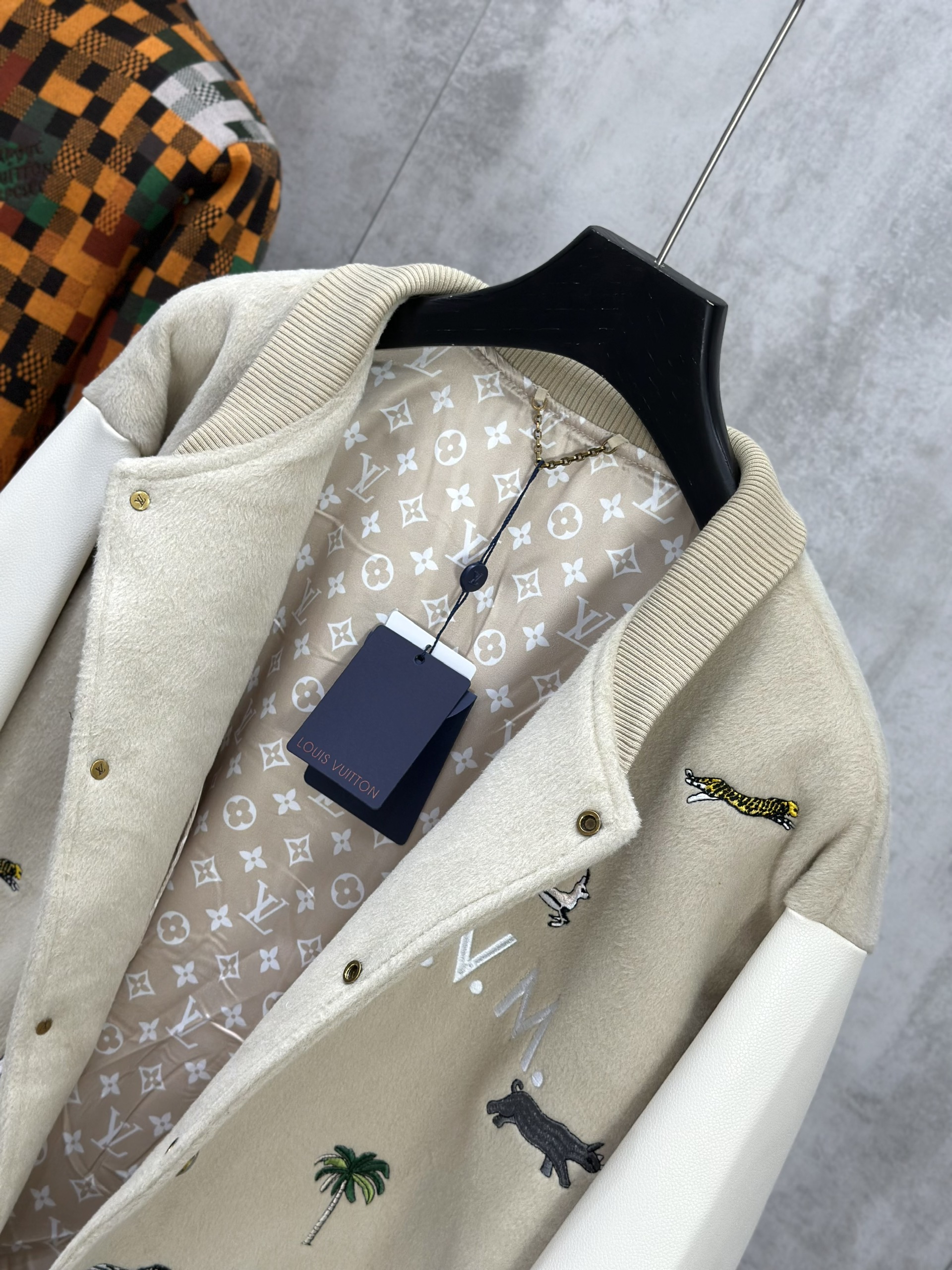 Áo khoác bomber Louis Vuitton LV Be phối tay Trắng logo thêu Animal Like Auth 46-50 VTN