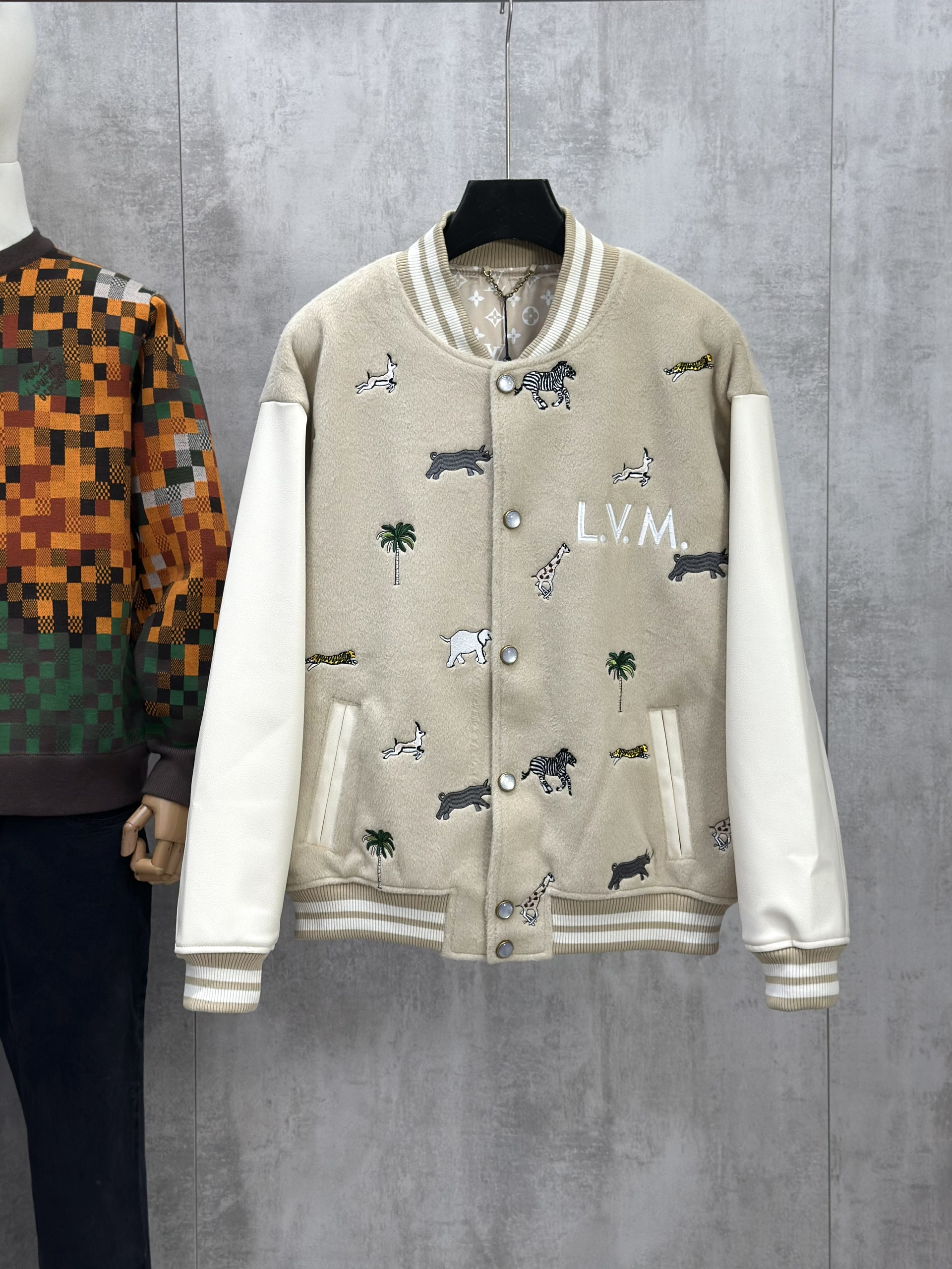 Áo khoác bomber Louis Vuitton LV Be phối tay Trắng logo thêu Animal Like Auth 46-50 VTN