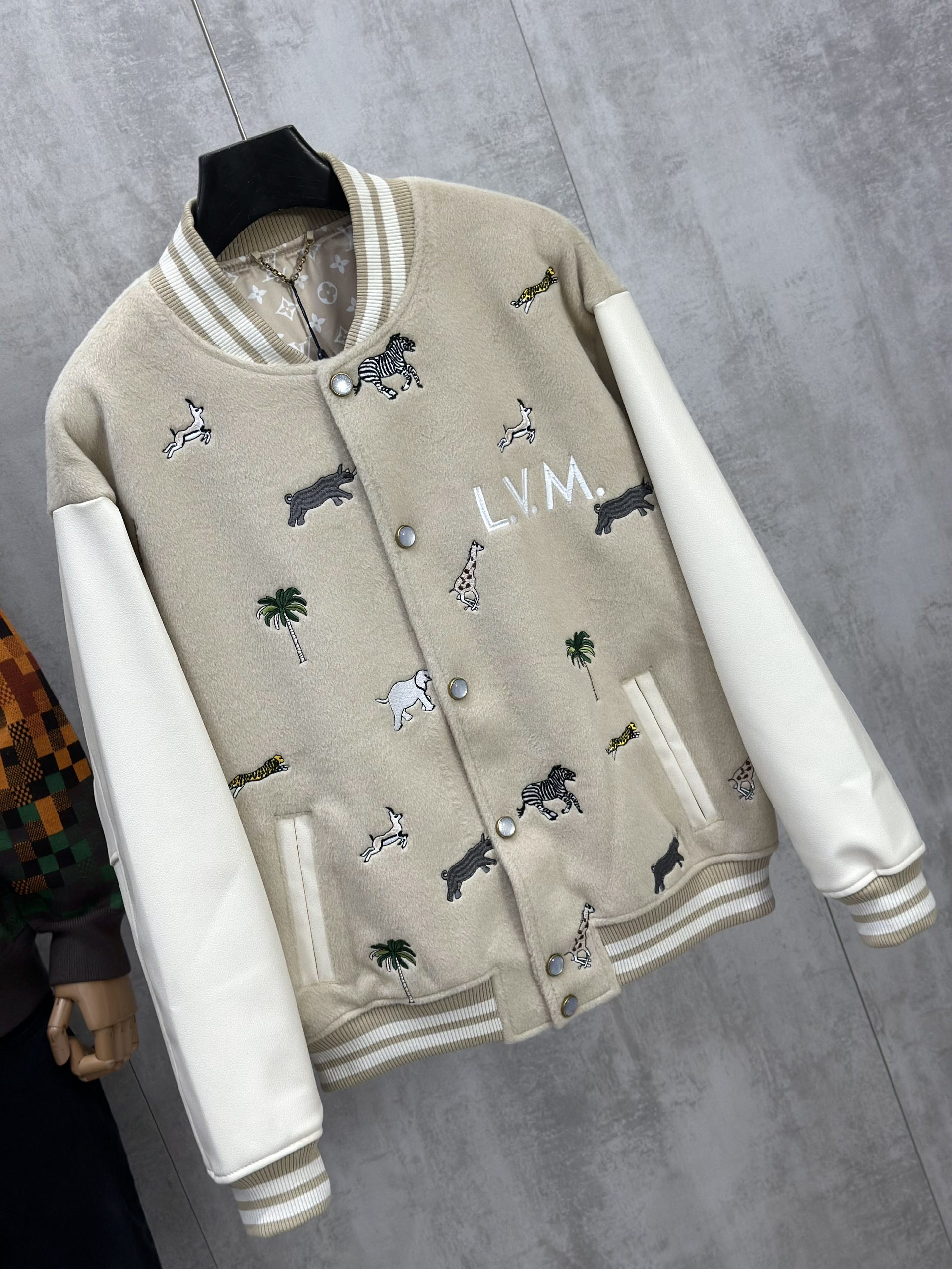 Áo khoác bomber Louis Vuitton LV Be phối tay Trắng logo thêu Animal Like Auth 46-50 VTN