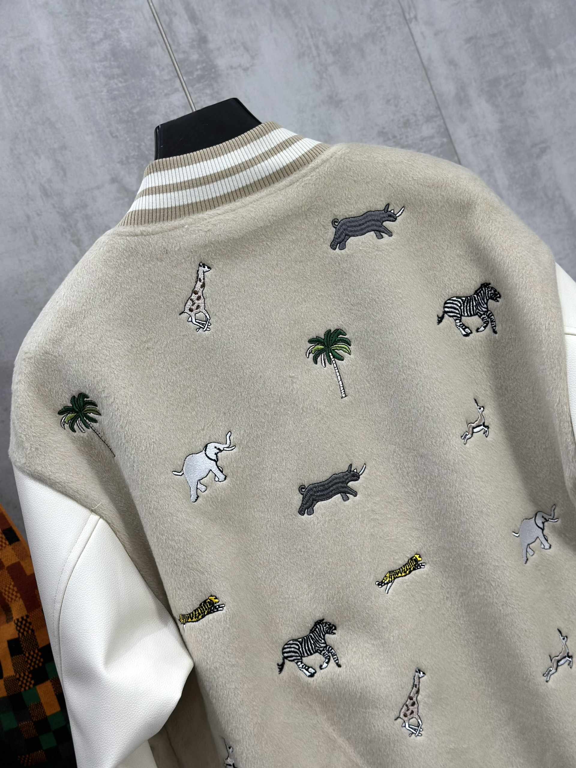 Áo khoác bomber Louis Vuitton LV Be phối tay Trắng logo thêu Animal Like Auth 46-50 VTN