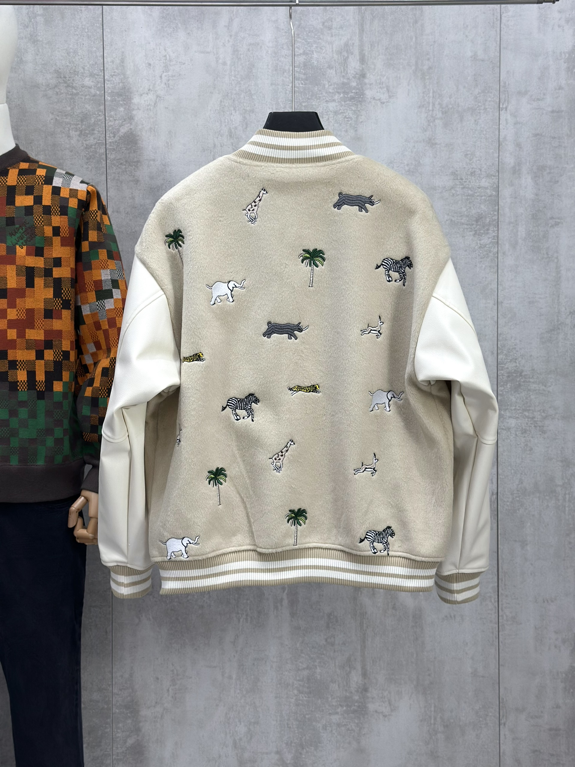 Áo khoác bomber Louis Vuitton LV Be phối tay Trắng logo thêu Animal Like Auth 46-50 VTN