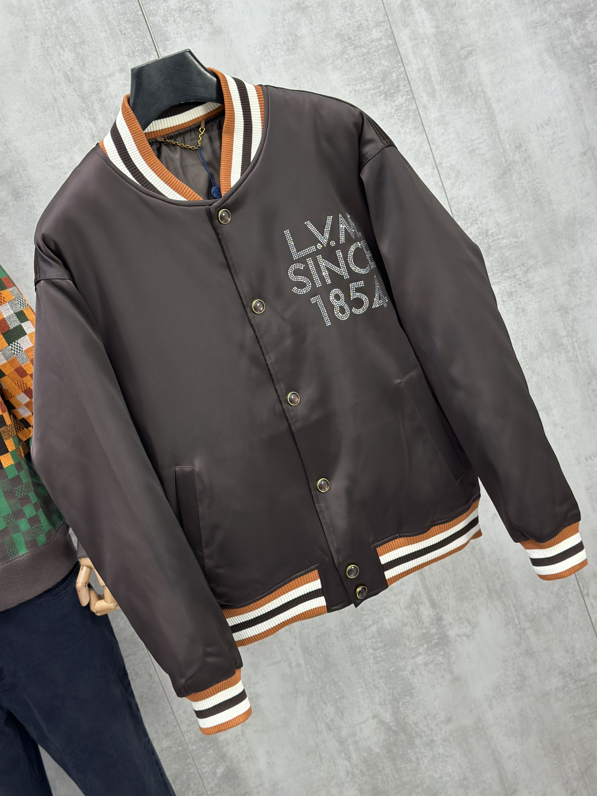 Áo khoác bomber Louis Vuitton LV Đen logo thêu đính đá Like Auth 46-50 VTN