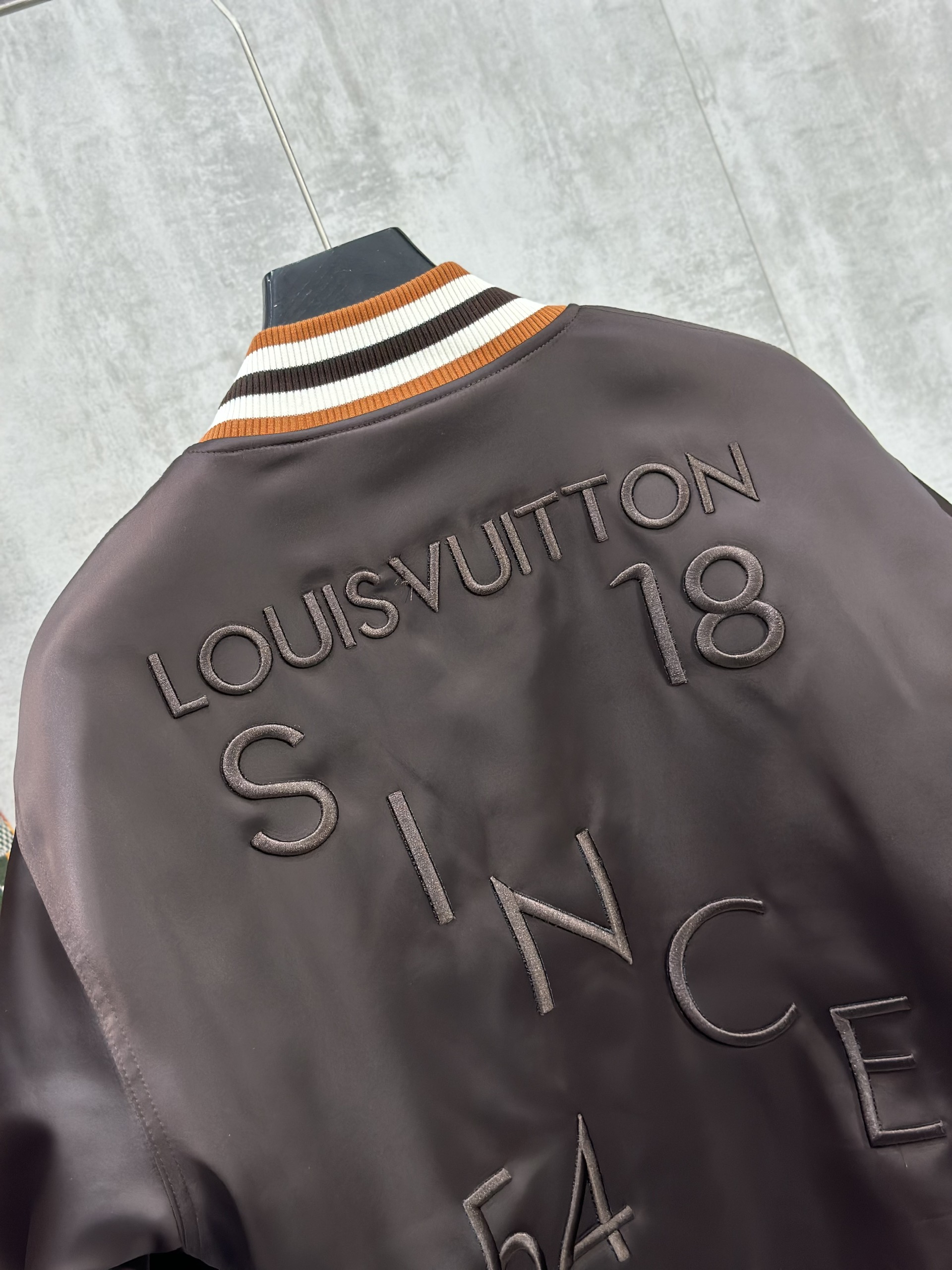 Áo khoác bomber Louis Vuitton LV Đen logo thêu đính đá Like Auth 46-50 VTN