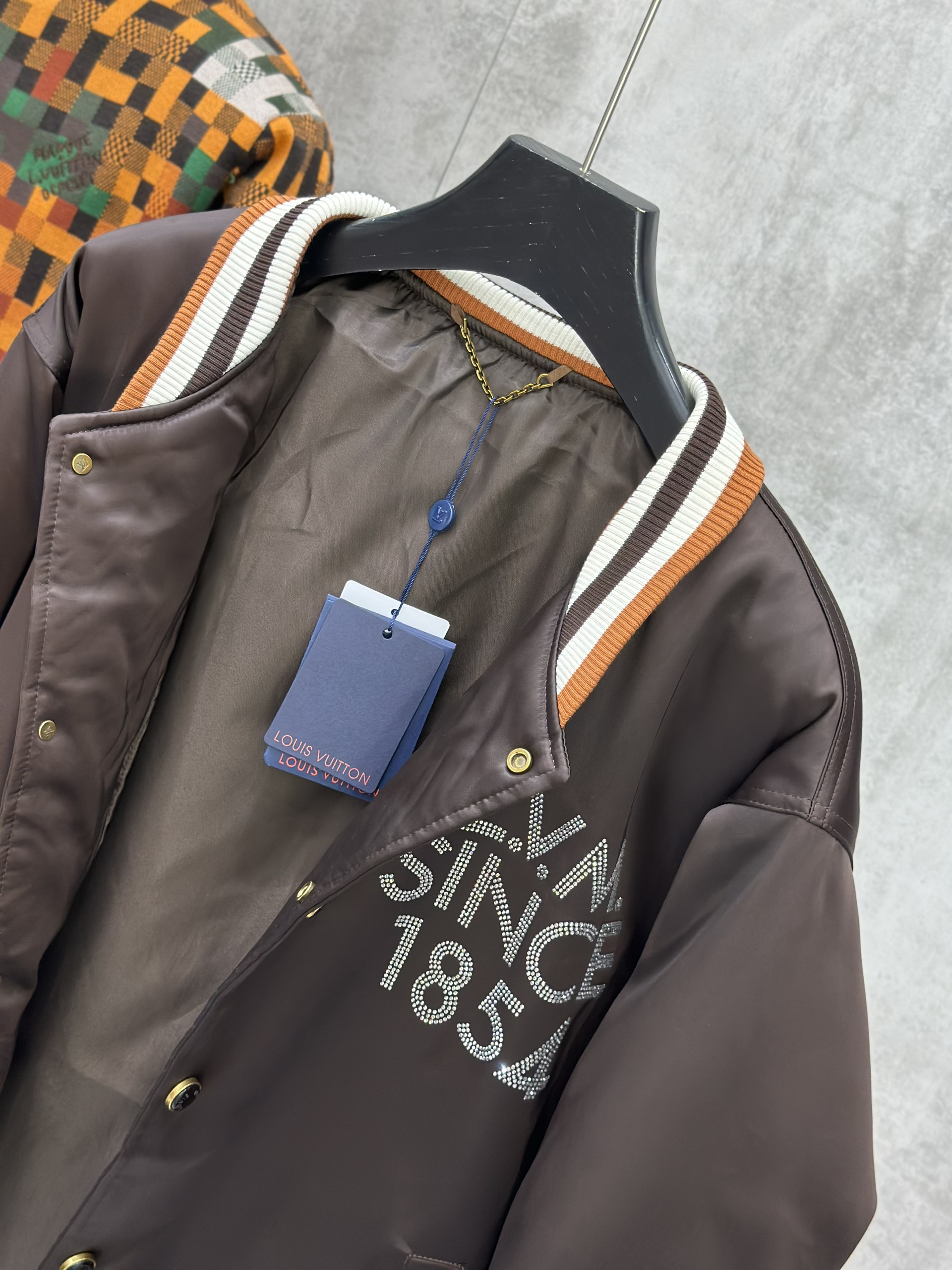 Áo khoác bomber Louis Vuitton LV Đen logo thêu đính đá Like Auth 46-50 VTN