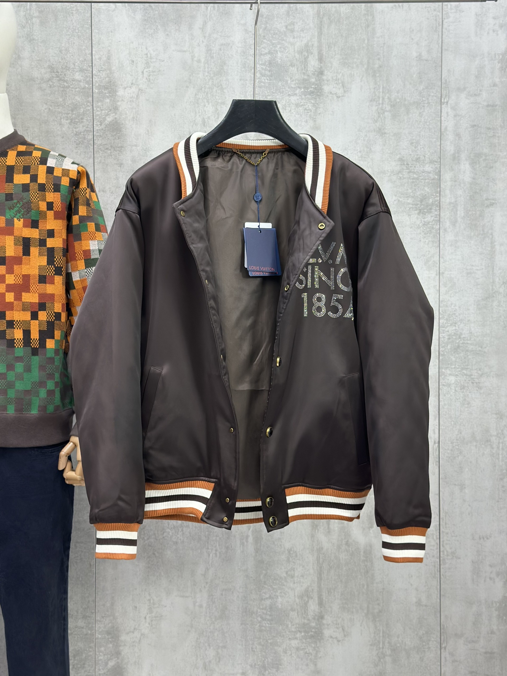 Áo khoác bomber Louis Vuitton LV Đen logo thêu đính đá Like Auth 46-50 VTN