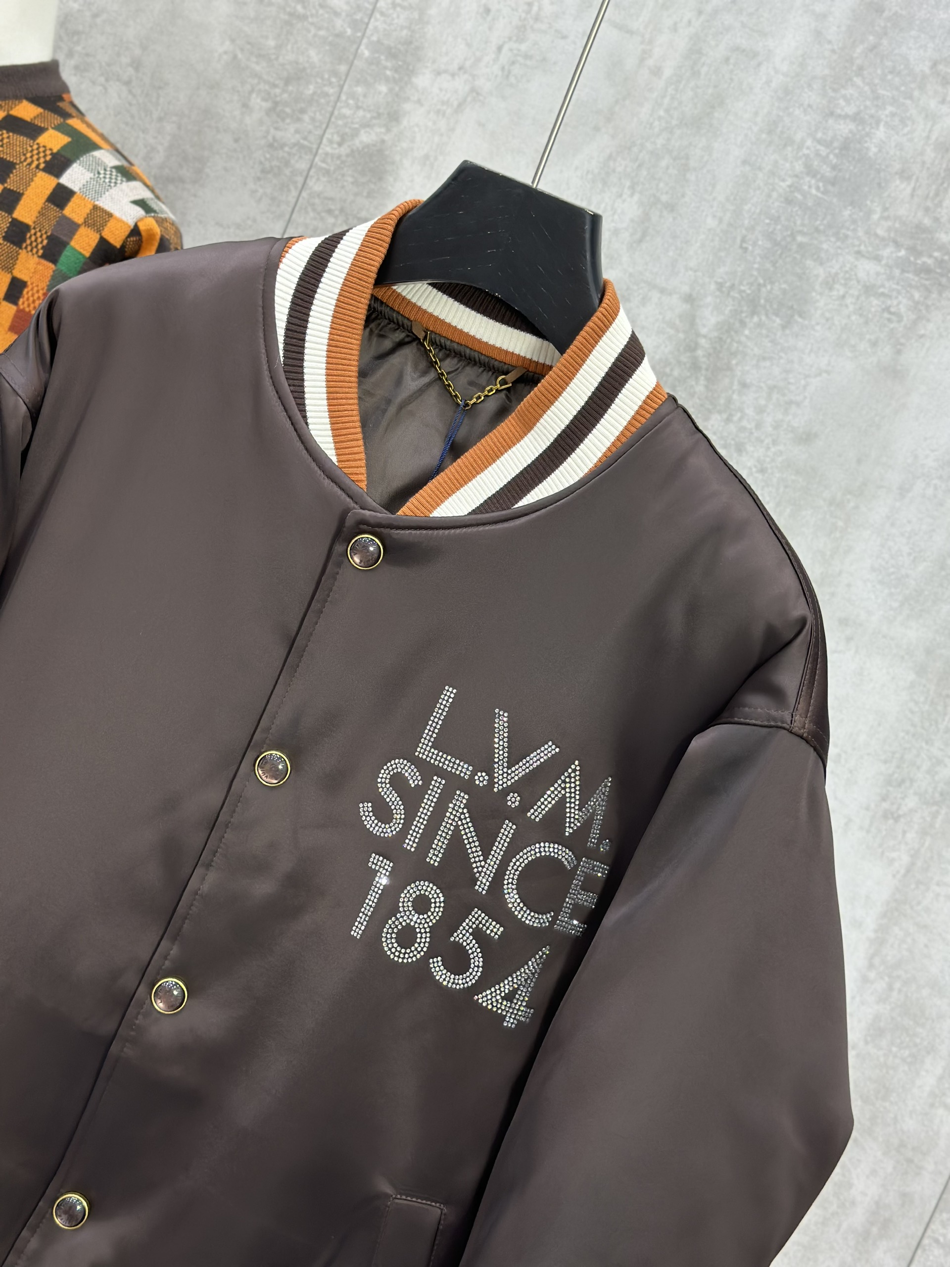 Áo khoác bomber Louis Vuitton LV Đen logo thêu đính đá Like Auth 46-50 VTN