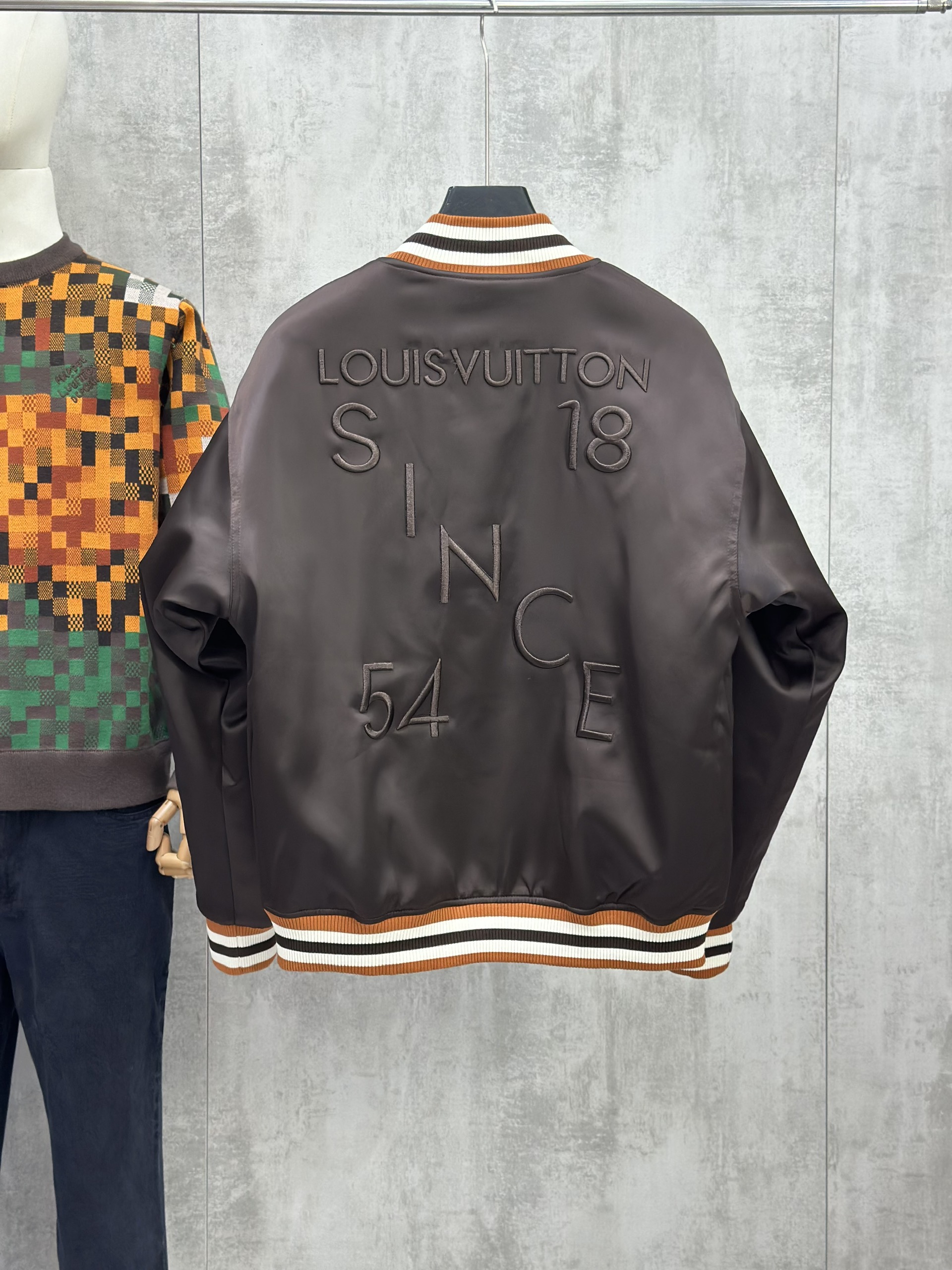 Áo khoác bomber Louis Vuitton LV Đen logo thêu đính đá Like Auth 46-50 VTN