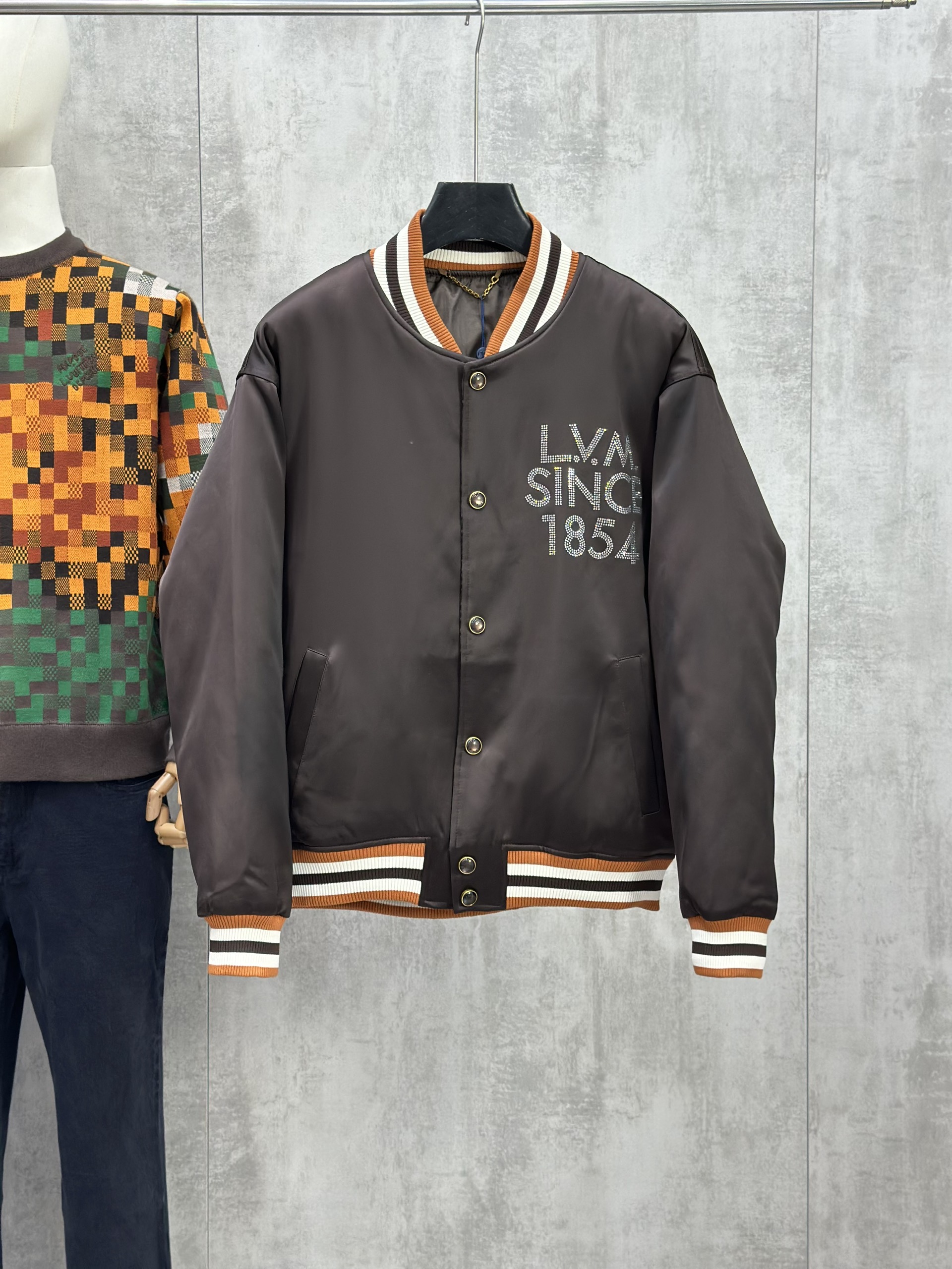 Áo khoác bomber Louis Vuitton LV Đen logo thêu đính đá Like Auth 46-50 VTN