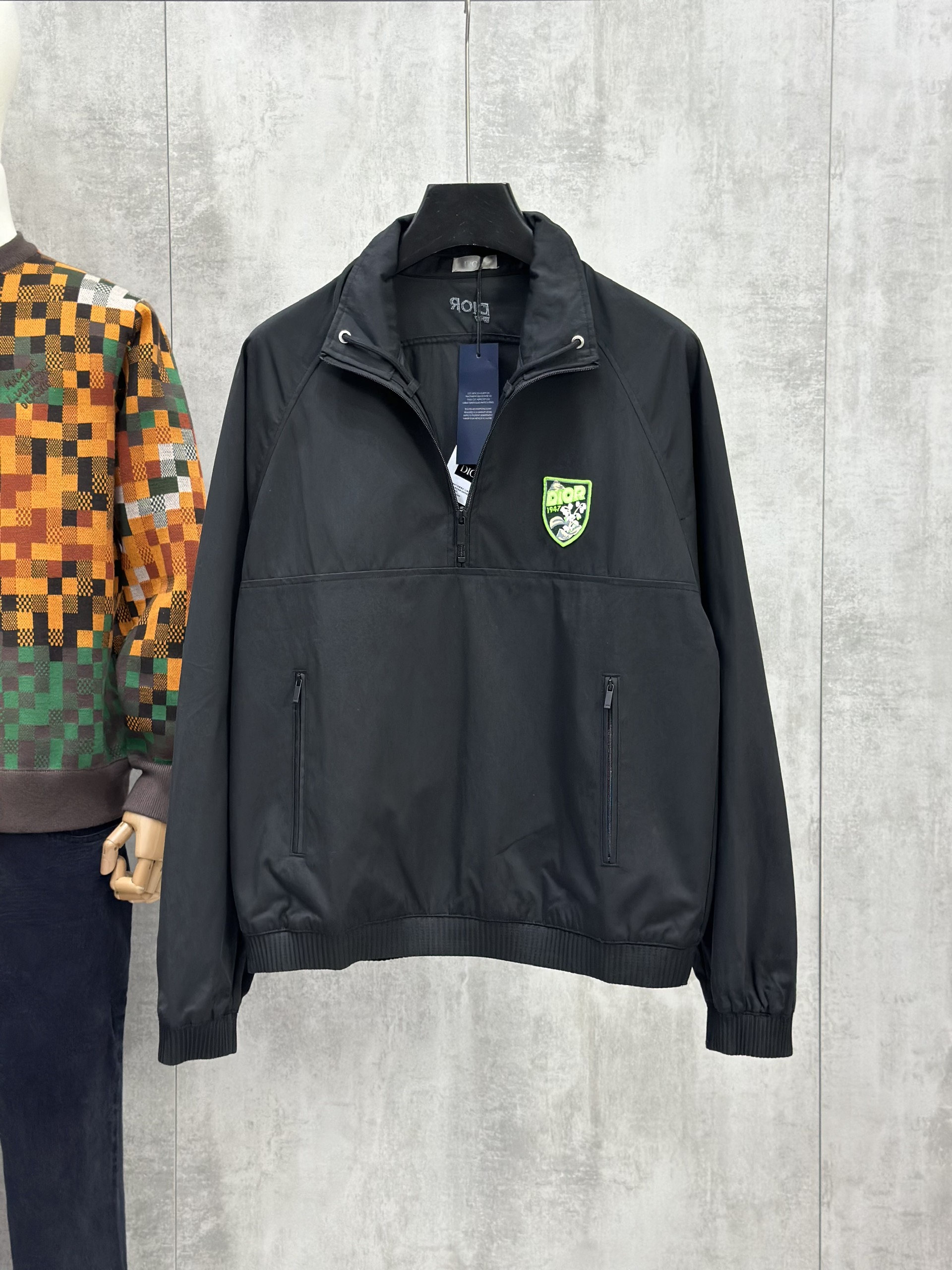 Áo khoác cổ cao Dior CD Đen tag ngực Like Auth 46-50 VTN