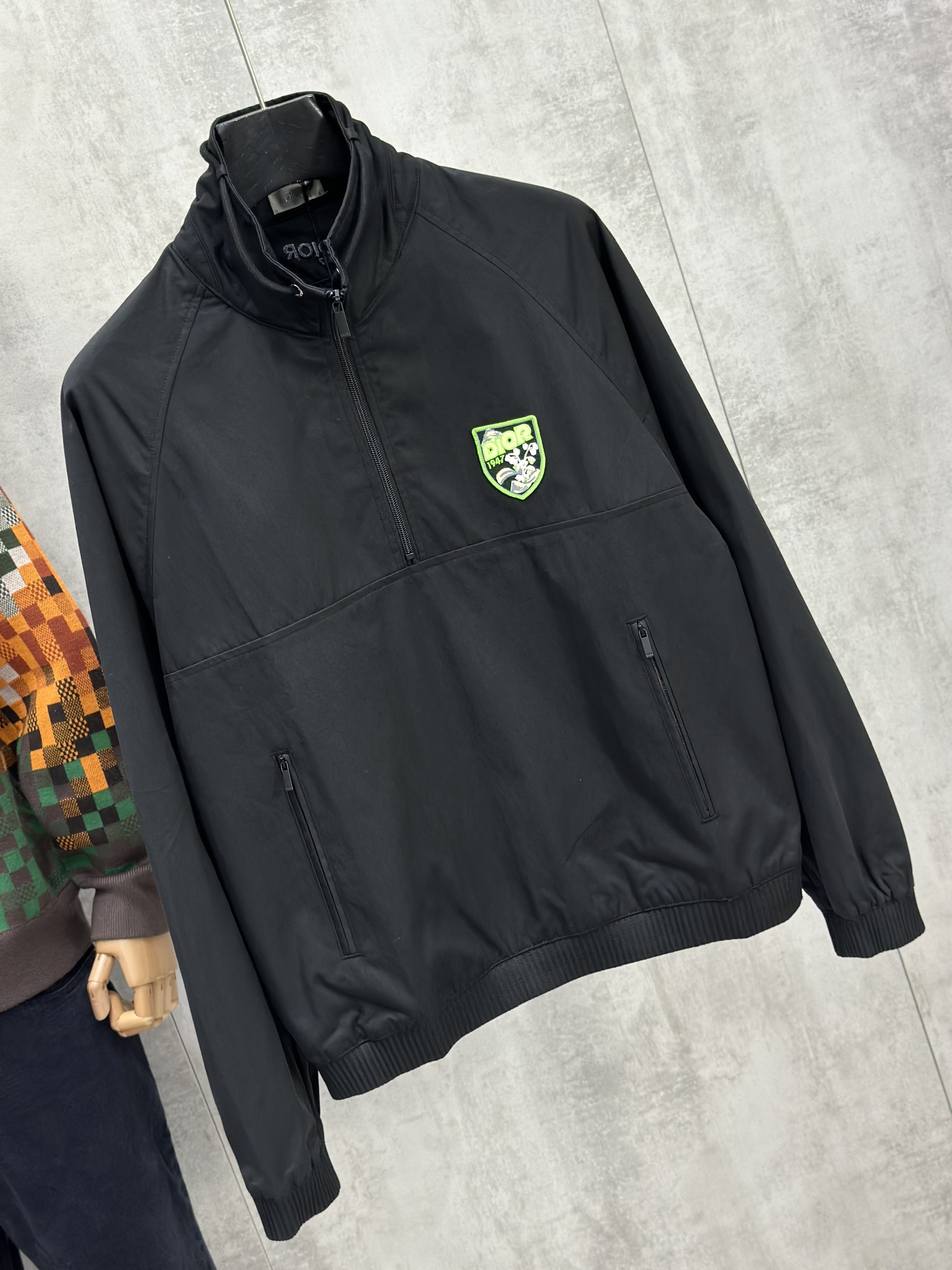 Áo khoác cổ cao Dior CD Đen tag ngực Like Auth 46-50 VTN