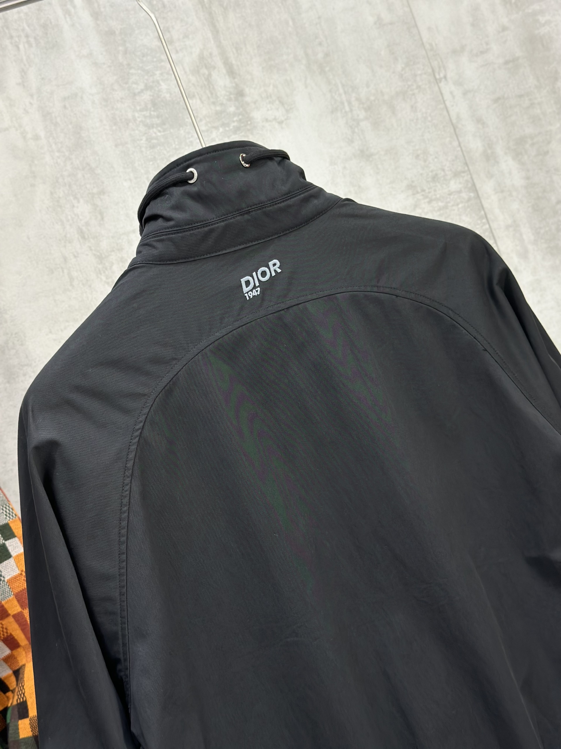 Áo khoác cổ cao Dior CD Đen tag ngực Like Auth 46-50 VTN
