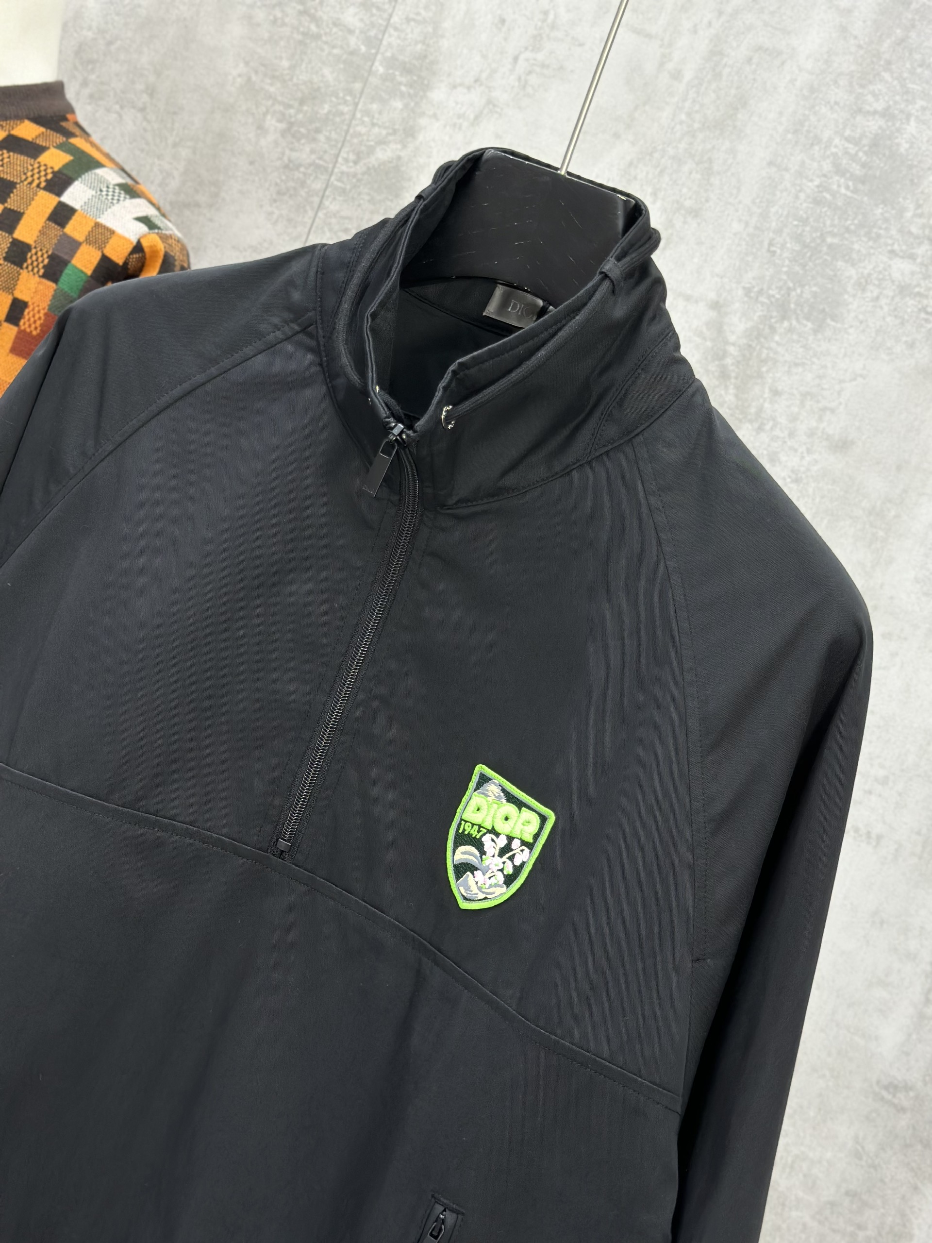 Áo khoác cổ cao Dior CD Đen tag ngực Like Auth 46-50 VTN