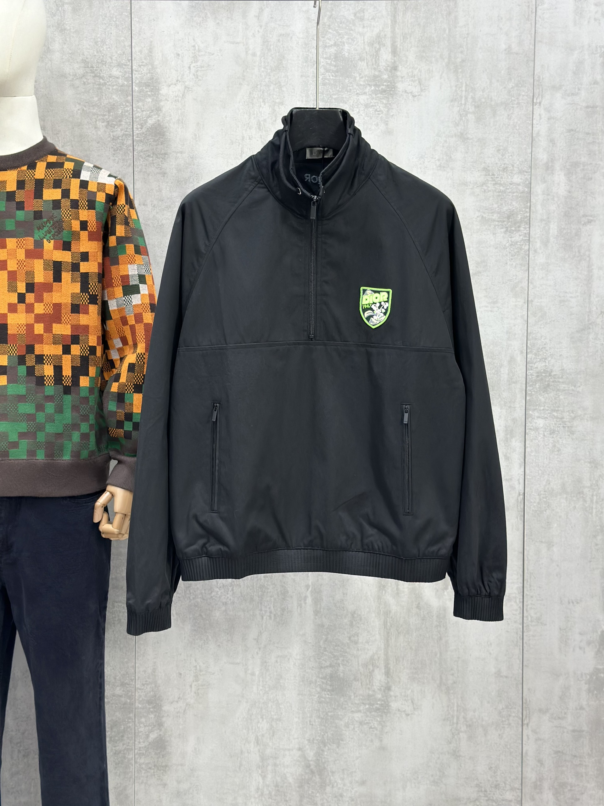 Áo khoác cổ cao Dior CD Đen tag ngực Like Auth 46-50 VTN