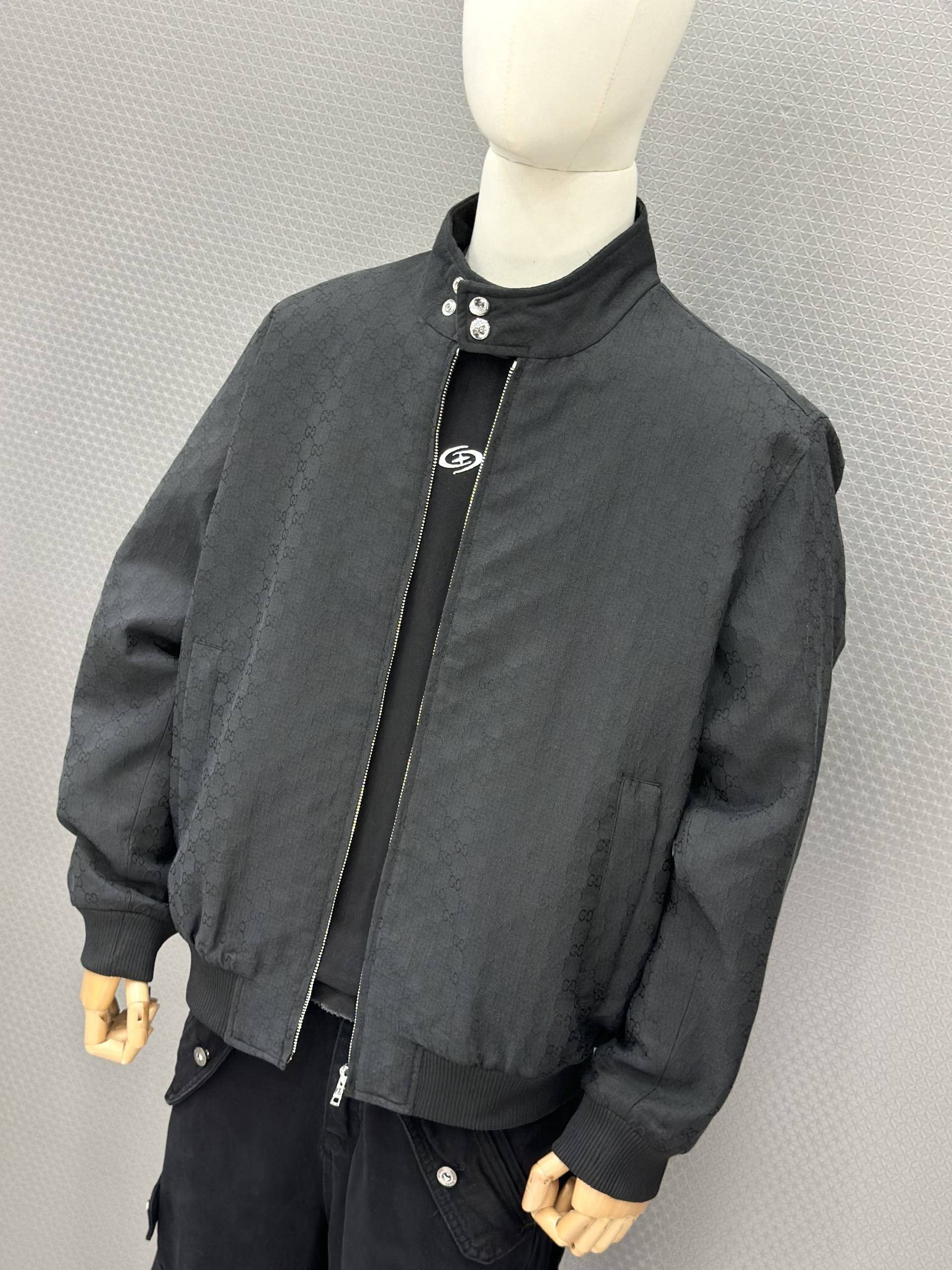 Áo khoác Gucci GC 731 Đen monogram full khóa cổ cài Like Auth 48-52 VTN
