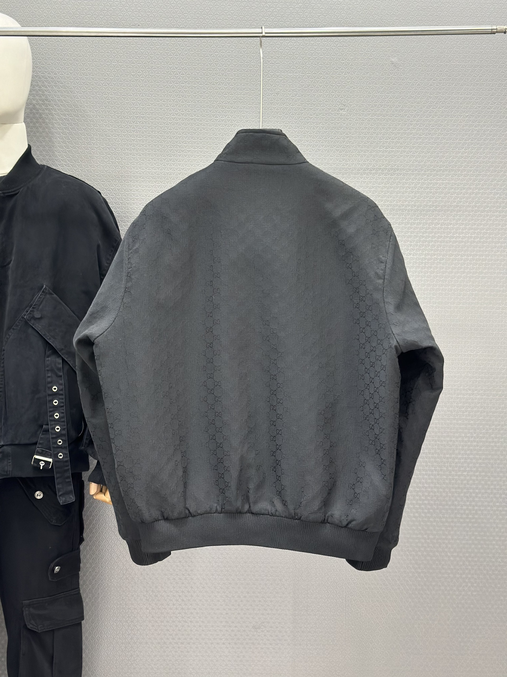 Áo khoác Gucci GC 731 Đen monogram full khóa cổ cài Like Auth 48-52 VTN
