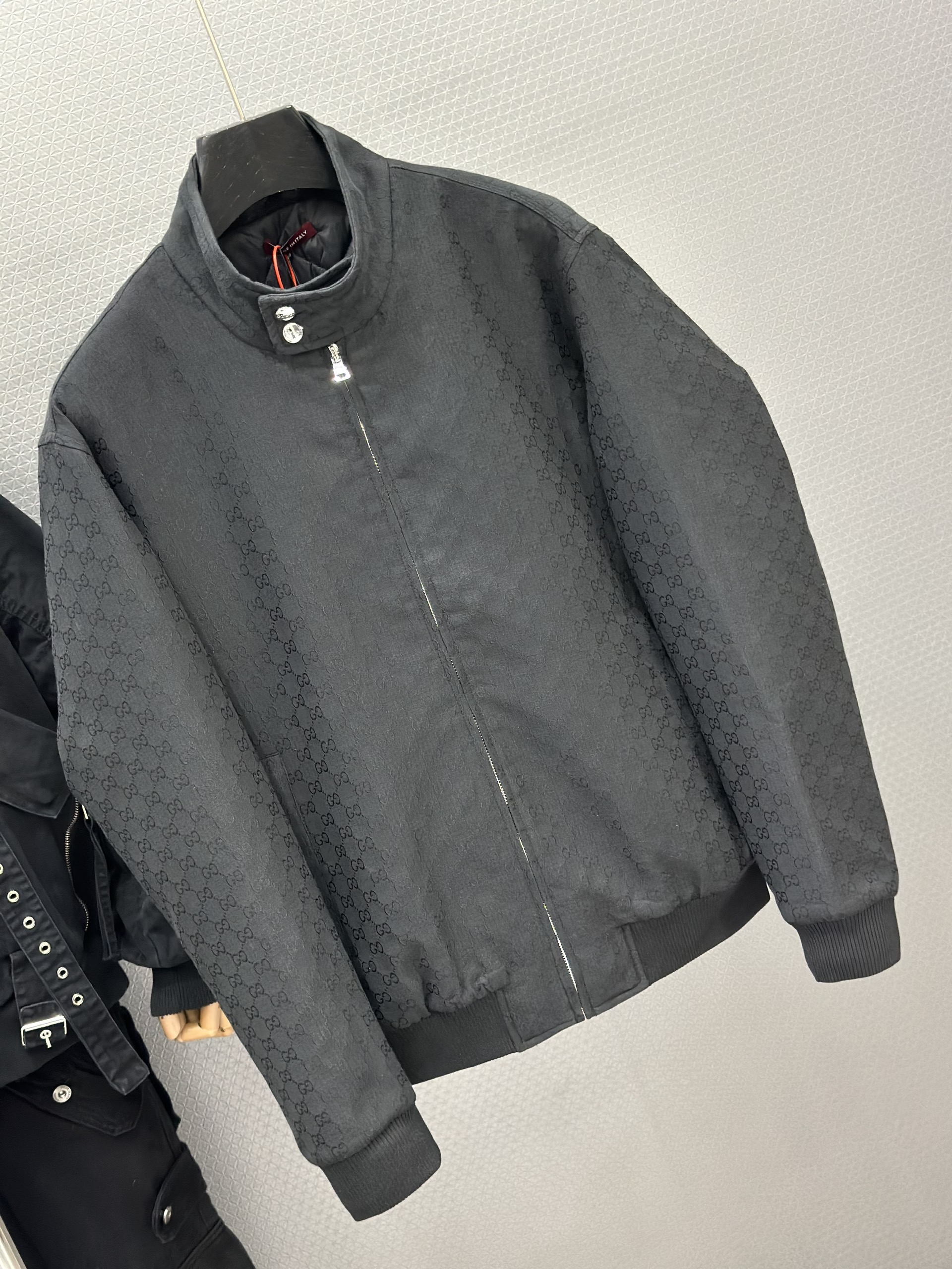 Áo khoác Gucci GC 731 Đen monogram full khóa cổ cài Like Auth 48-52 VTN