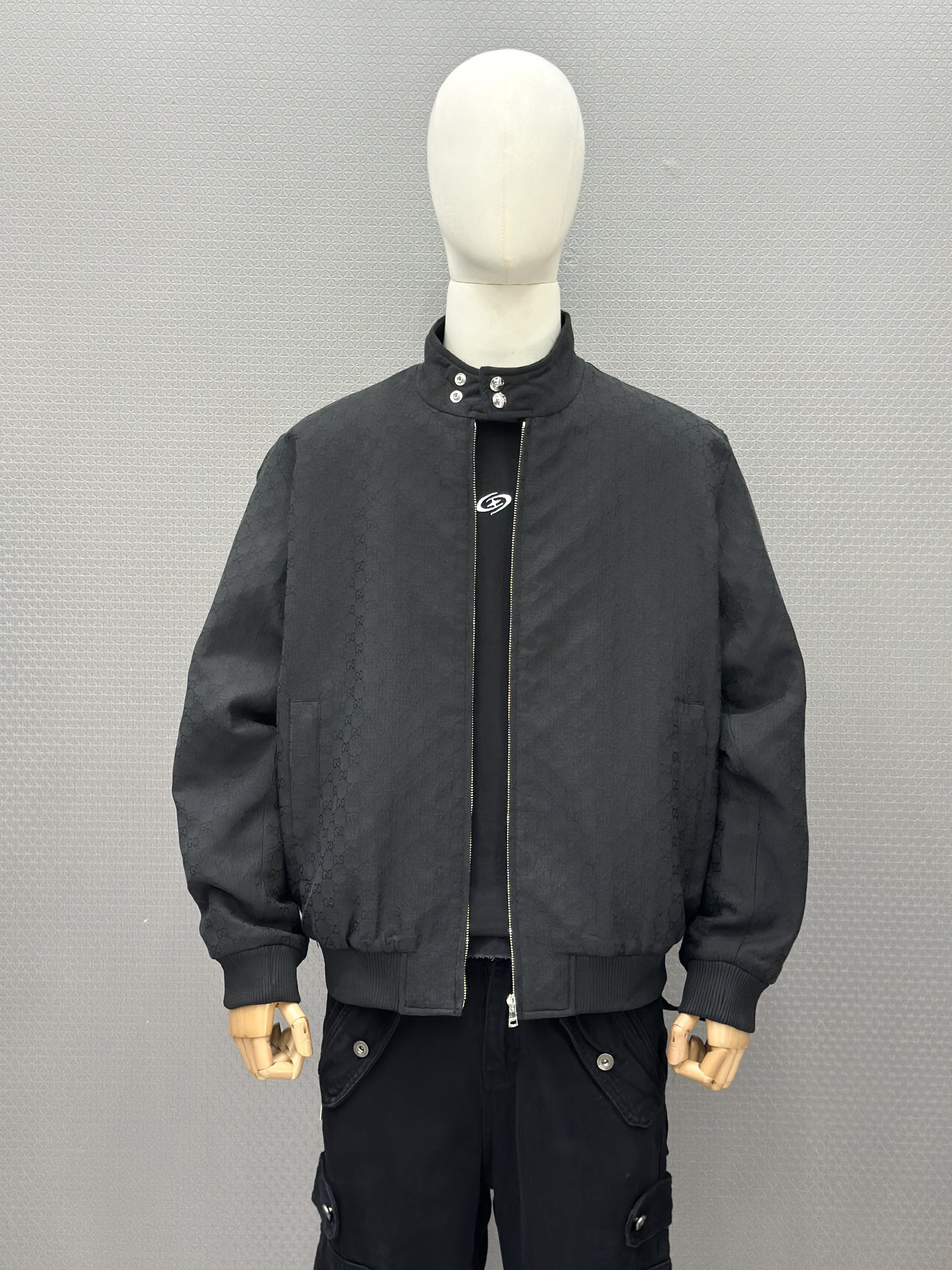 Áo khoác Gucci GC 731 Đen monogram full khóa cổ cài Like Auth 48-52 VTN