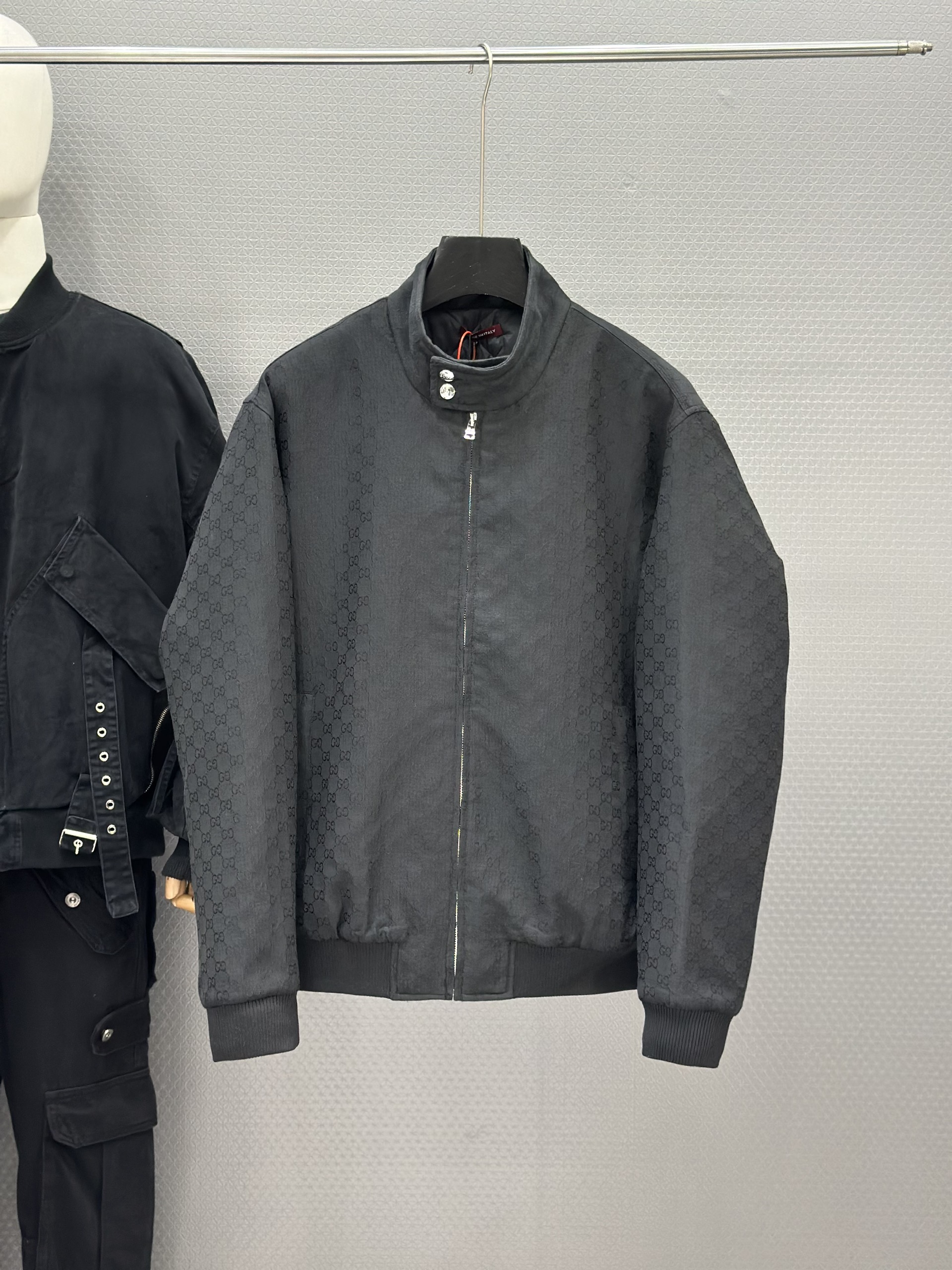 Áo khoác Gucci GC 731 Đen monogram full khóa cổ cài Like Auth 48-52 VTN