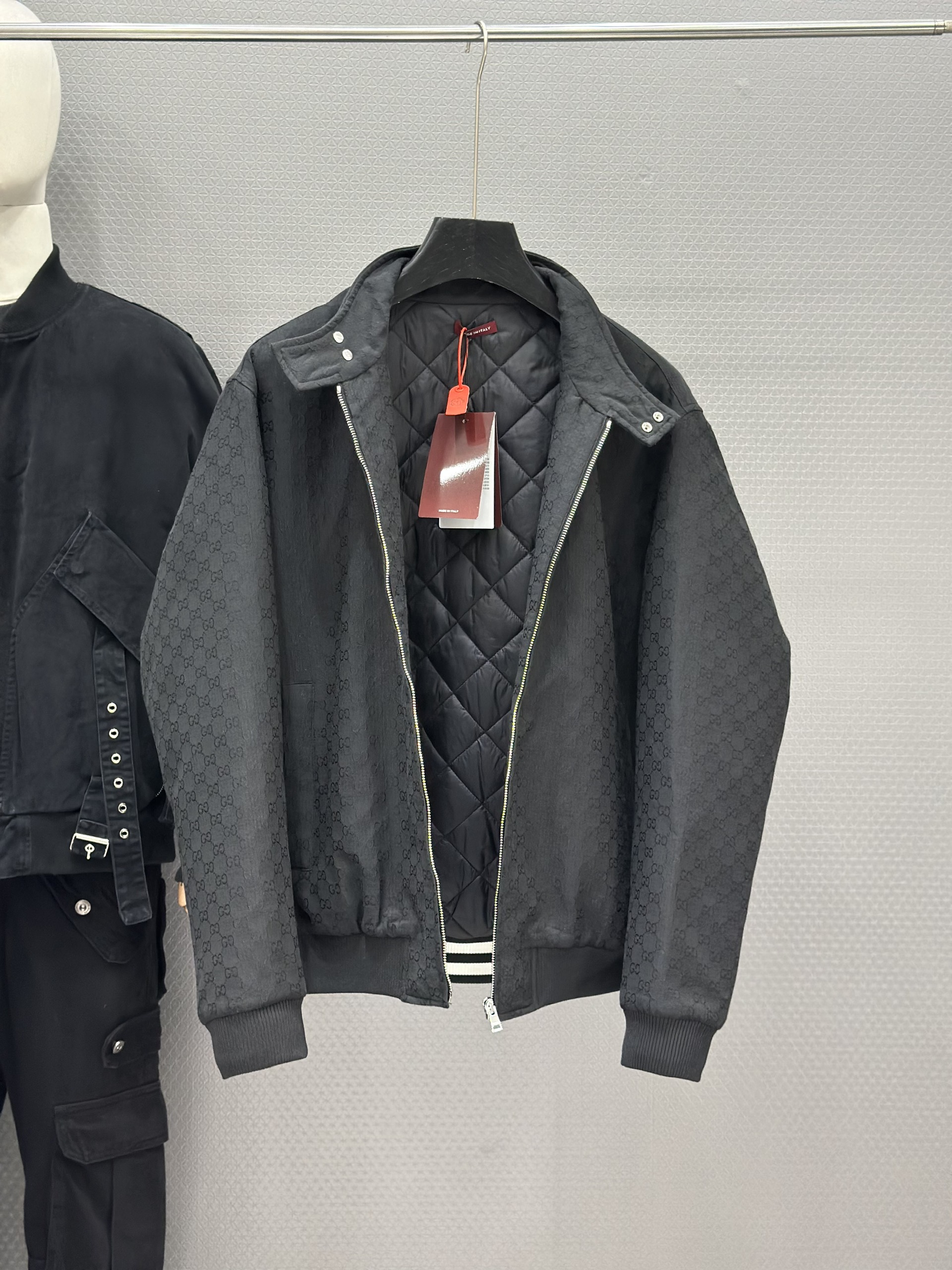 Áo khoác Gucci GC 731 Đen monogram full khóa cổ cài Like Auth 48-52 VTN