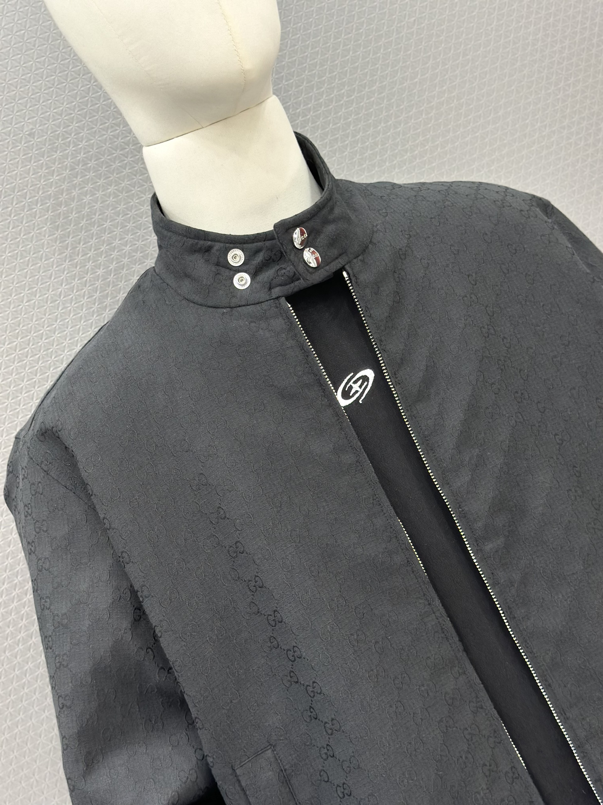 Áo khoác Gucci GC 731 Đen monogram full khóa cổ cài Like Auth 48-52 VTN