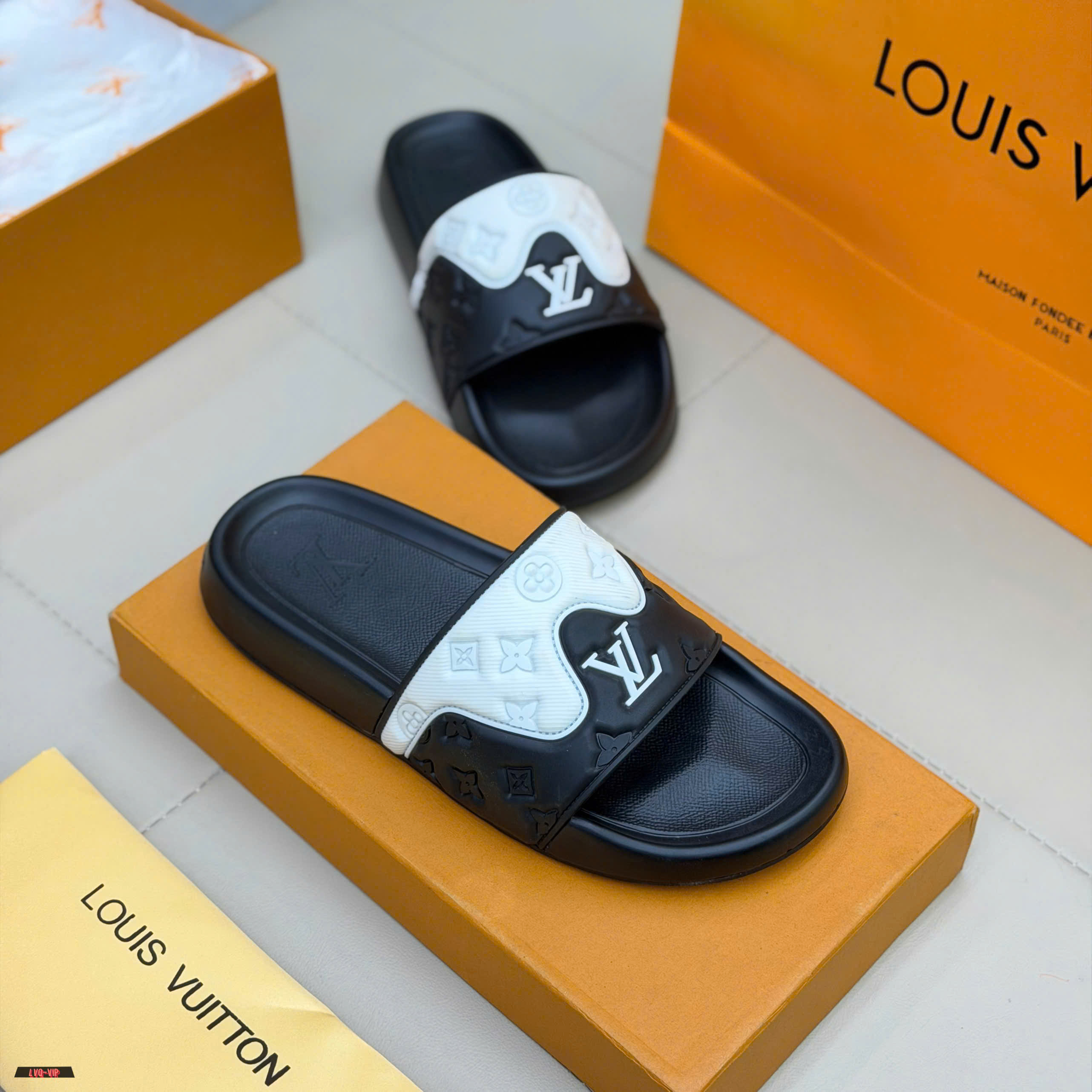 Dép lê slide quai ngang Louis Vuitton LV monogram Đen phối Trắng Like Auth 38-43 LVQ