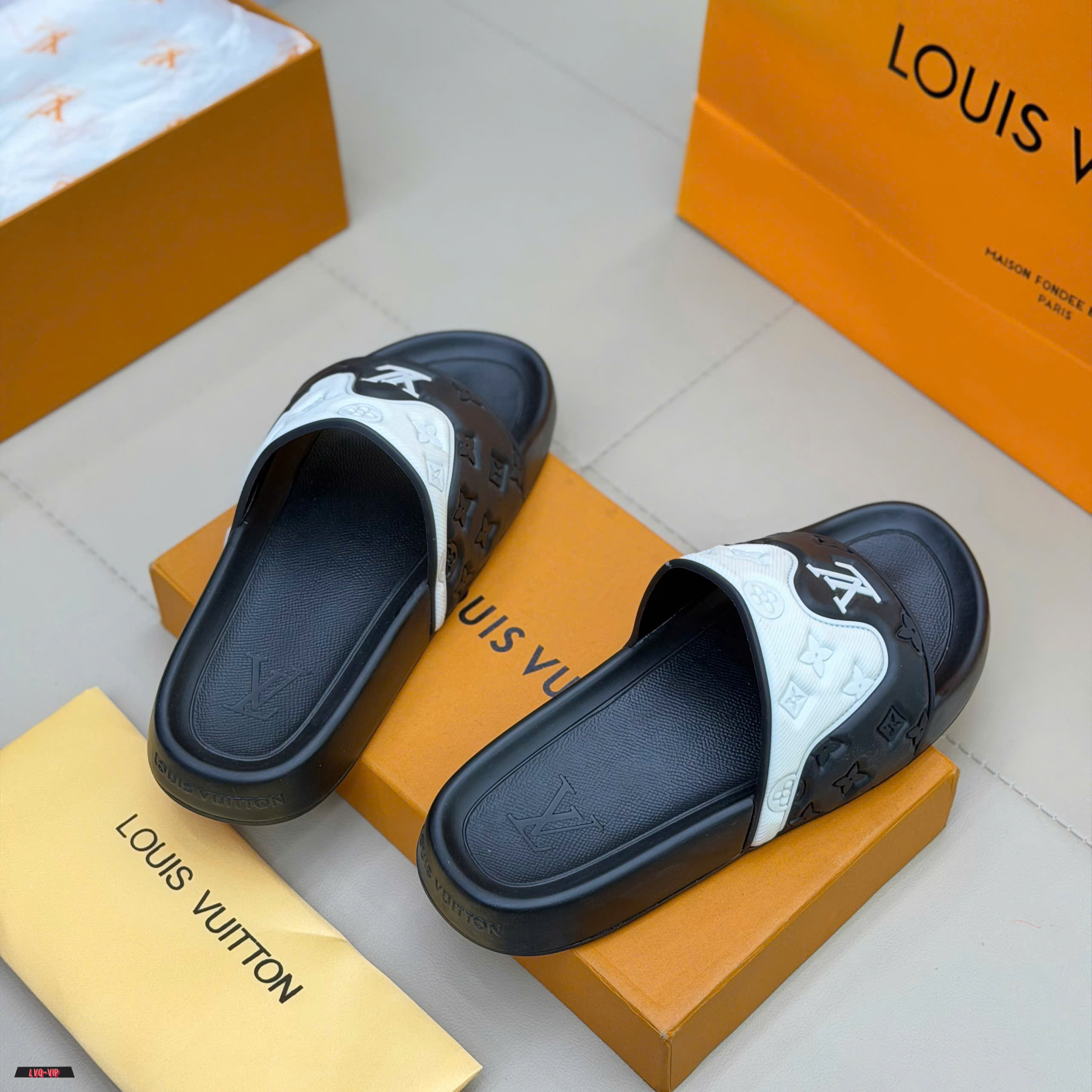 Dép lê slide quai ngang Louis Vuitton LV monogram Đen phối Trắng Like Auth 38-43 LVQ