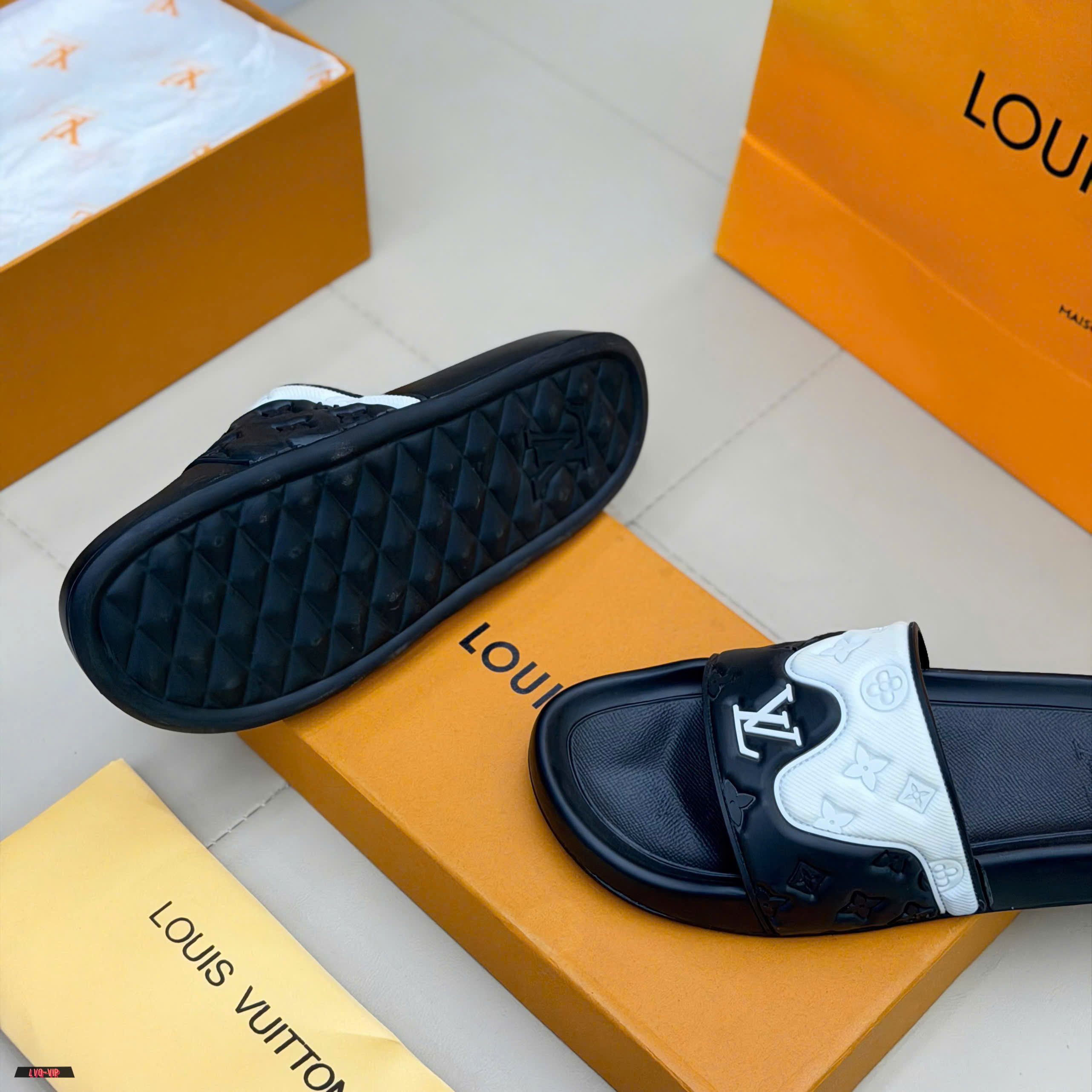 Dép lê slide quai ngang Louis Vuitton LV monogram Đen phối Trắng Like Auth 38-43 LVQ